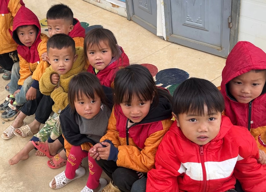 Những đôi mắt lấp lánh hi vọng của các em nhỏ tại trường mầm non Pó Sinh. Những đôi mắt lấp lánh hi vọng của các em nhỏ tại trường mầm non Pó Sinh.