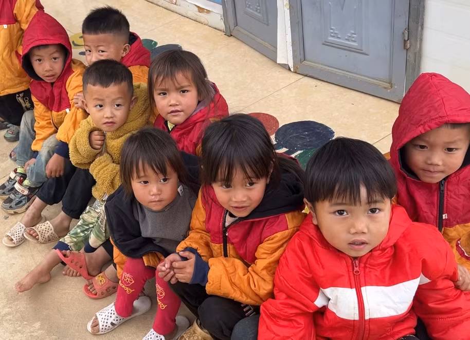 Những đôi mắt lấp lánh hi vọng của các em nhỏ tại trường mầm non Pó Sinh.