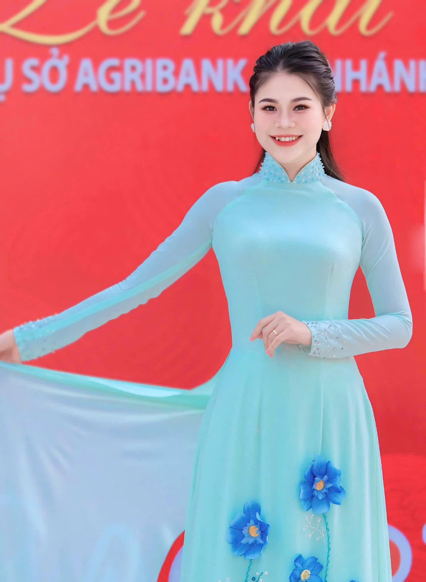 Hoài Thương luôn dẫn chương trình với tất cả đam mê. Với cô, sân khấu không có ranh giới, chỉ có sự tận tâm.