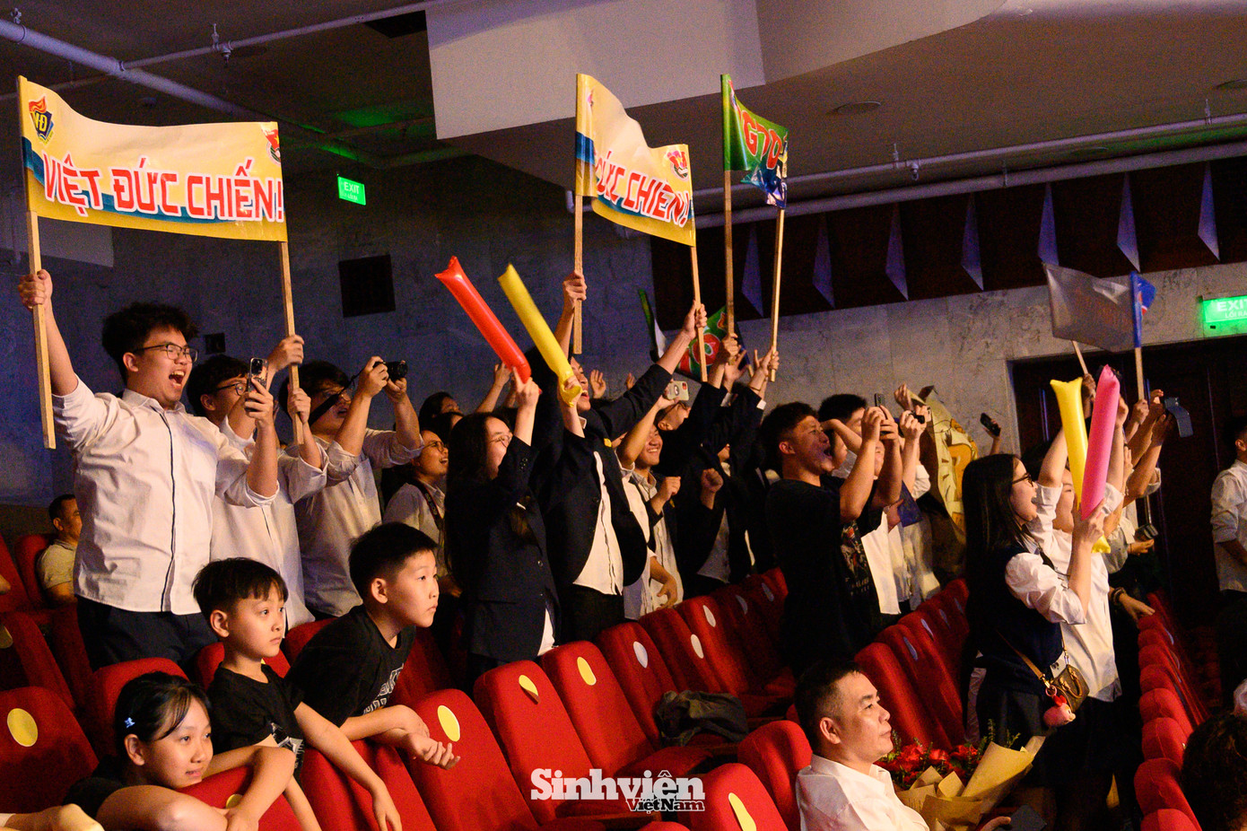 Khán đài như rung chuyển với tiếng hò reo, cổ vũ không ngớt và đầy nhiệt tình từ phía người thân, bạn bè học sinh và những người yêu nhạc. Tất cả đã cùng nhau tạo nên một bầu không khí vô cùng sôi động, cuồng nhiệt và tràn đầy phấn khích cho đêm chung khảo.