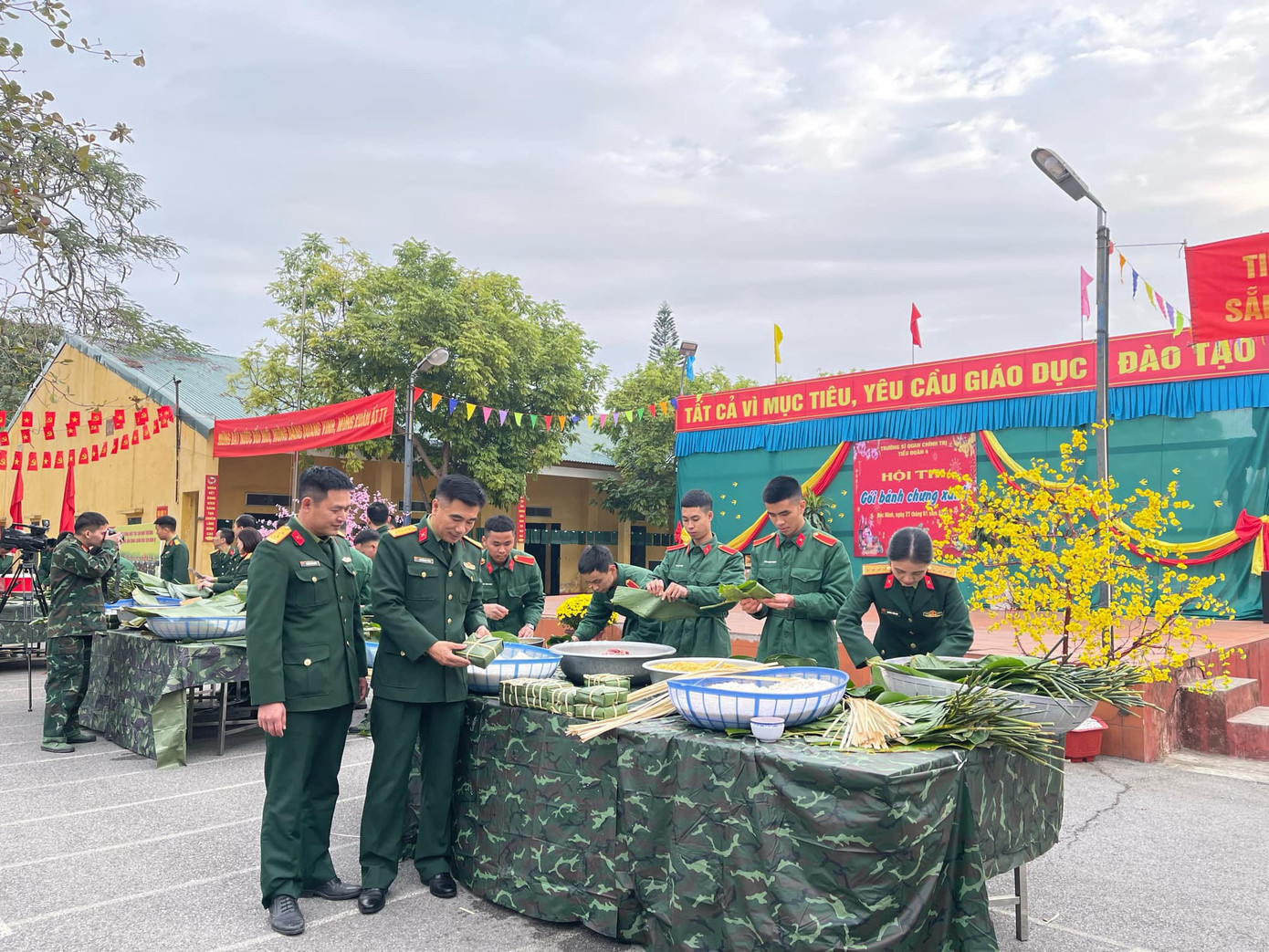 Các chiến sĩ cùng nhau tham gia hội thi gói bánh chưng.