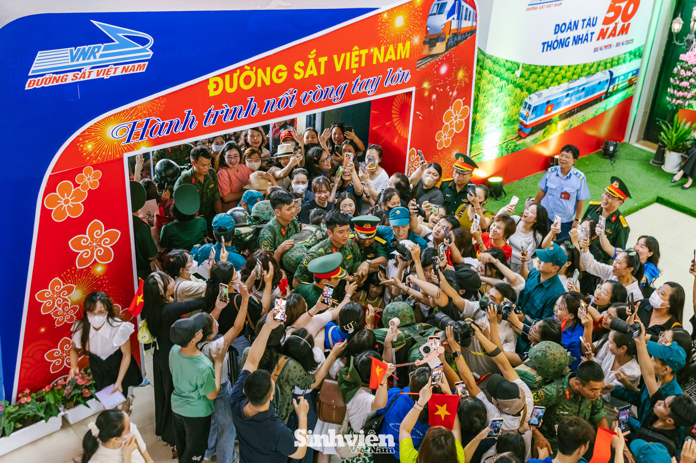 Thượng uý Lê Hoàng Hiệp được nhiều bạn trẻ gọi là "nam thần quân đội". Xuất hiện tại ga Hà Nội, Thượng uý Hoàng Hiệp được đông đảo người hâm mộ chào đón, xin chụp ảnh.