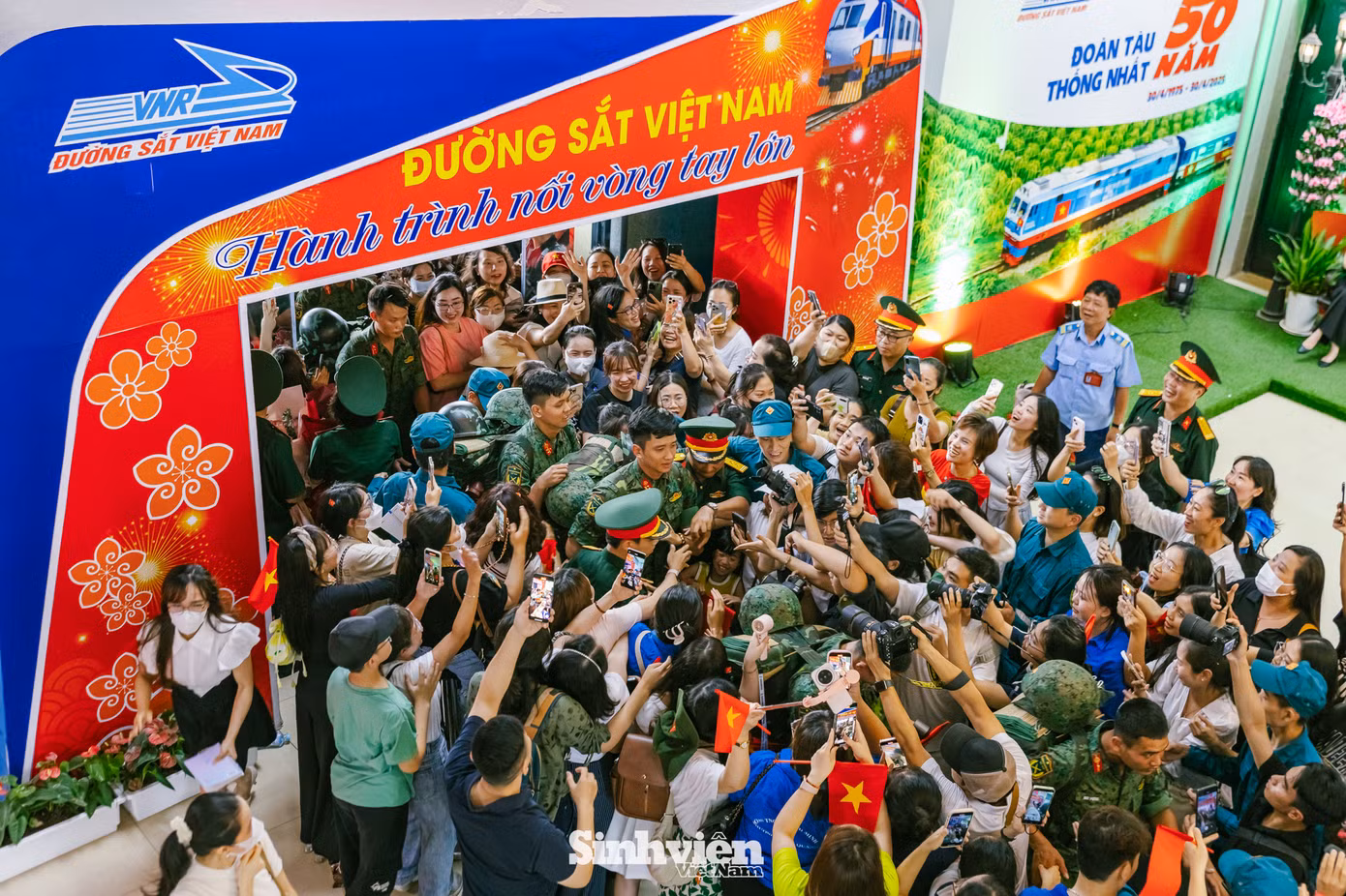 Thượng uý Lê Hoàng Hiệp được nhiều bạn trẻ gọi là "nam thần quân đội". Xuất hiện tại ga Hà Nội, Thượng uý Hoàng Hiệp được đông đảo người hâm mộ chào đón, xin chụp ảnh.