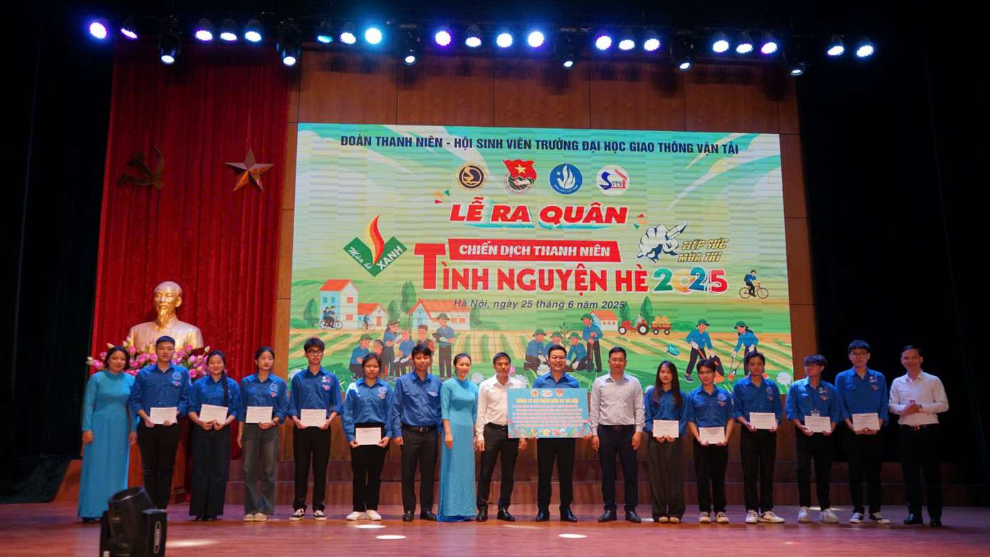 Lễ trao học bổng và quà tặng từ Công ty Cổ phần Bến xe Hà Nội cho sinh viên Trường Đại học Giao thông Vận tải trong khuôn khổ Lễ ra quân Chiến dịch Thanh niên Tình nguyện Hè 2025.