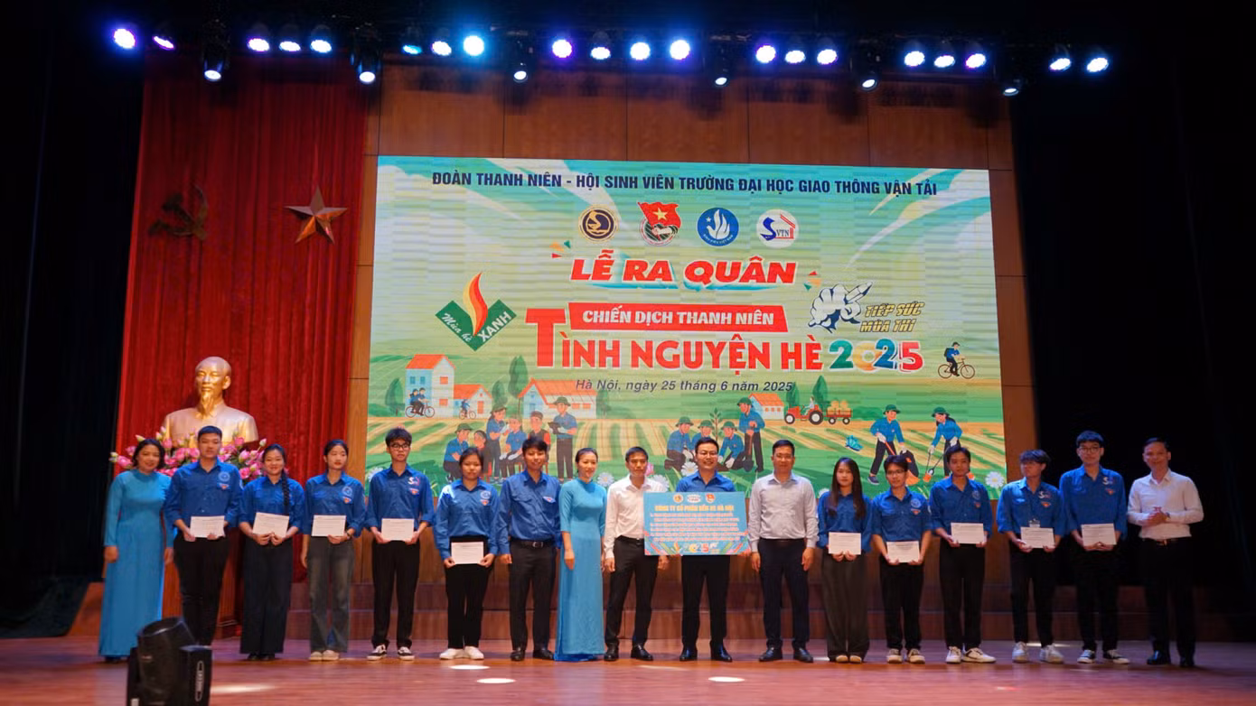 Lễ trao học bổng và quà tặng từ Công ty Cổ phần Bến xe Hà Nội cho sinh viên Trường Đại học Giao thông Vận tải trong khuôn khổ Lễ ra quân Chiến dịch Thanh niên Tình nguyện Hè 2025.