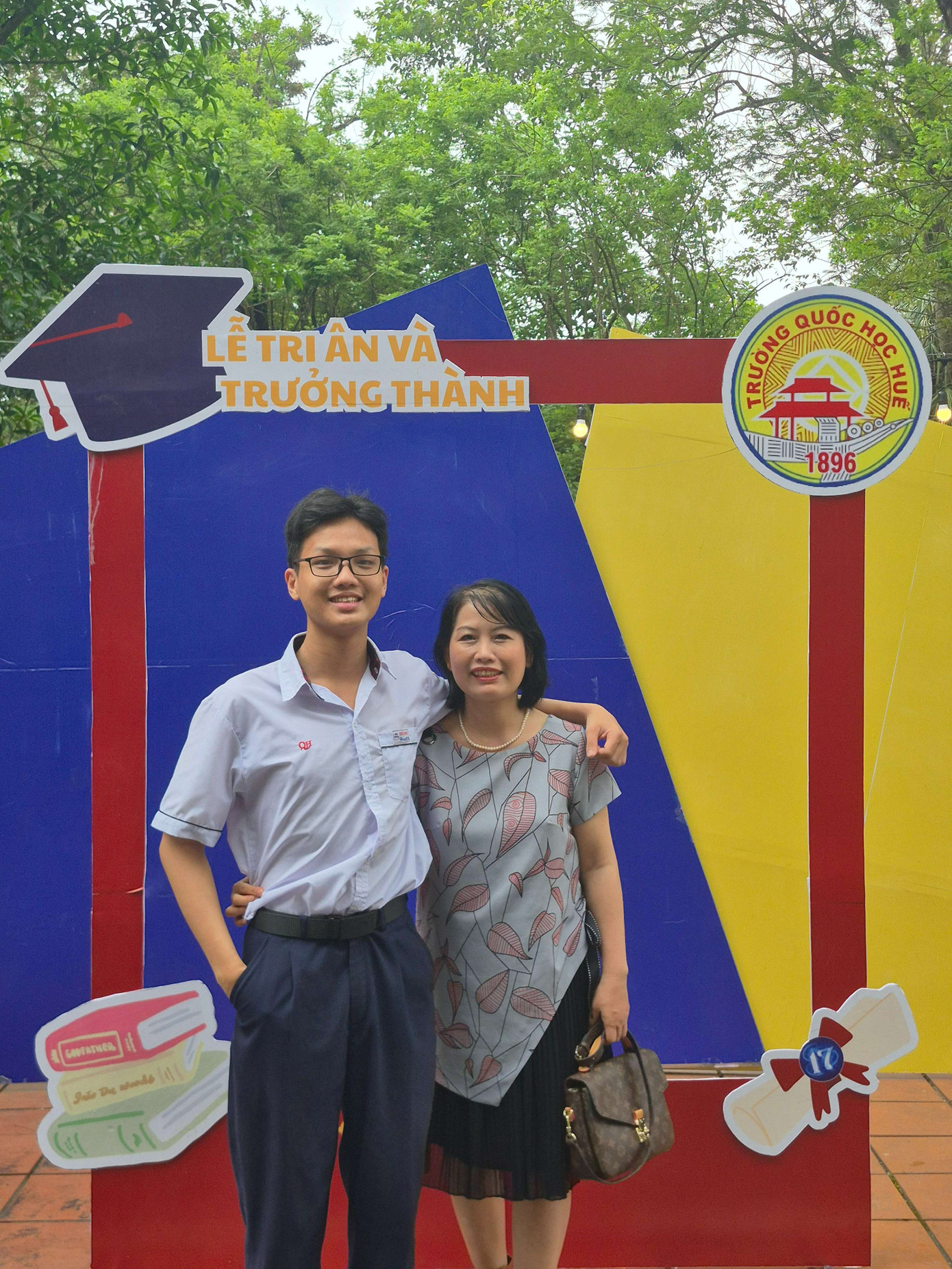 Nhân chụp ảnh cùng mẹ tại lễ tri ân và trưởng thành. Nhân chụp ảnh cùng mẹ tại lễ tri ân và trưởng thành.