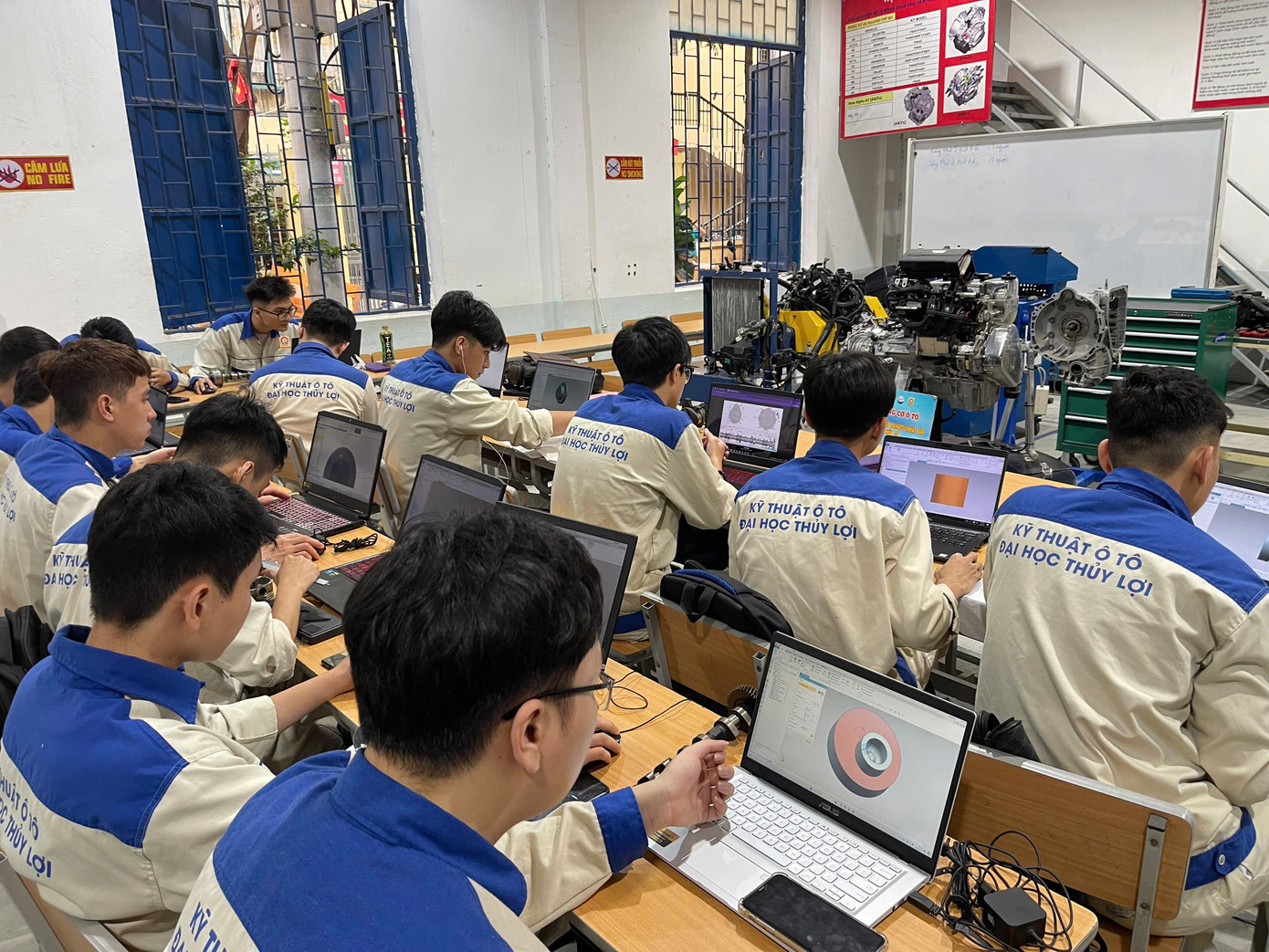 Mô hình đào tạo sát với thực tế giúp sinh viên nắm vững kiến thức và kỹ năng nghề nghiệp ngay từ trên ghế nhà trường. Mô hình đào tạo sát với thực tế giúp sinh viên nắm vững kiến thức và kỹ năng nghề nghiệp ngay từ trên ghế nhà trường.