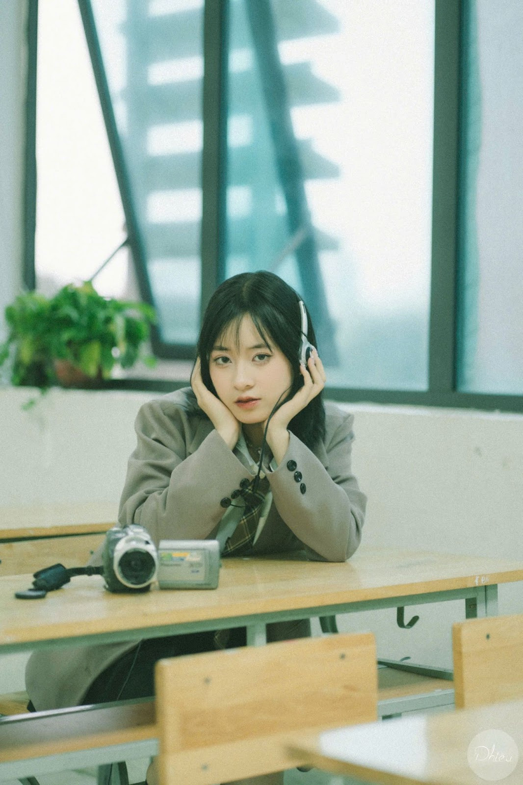 Quỳnh Trang dưới mái trường THPT Chuyên Biên Hòa.