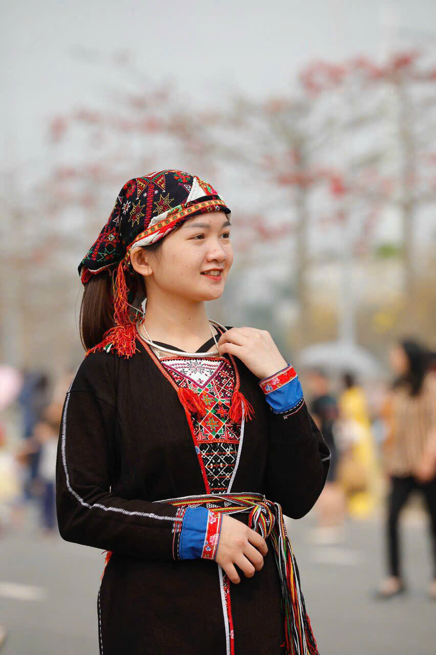 Đặng Huyền Trang là cô gái người dân tộc Dao quần trắng, quê Yên Bái. Đặng Huyền Trang là cô gái người dân tộc Dao quần trắng, quê Yên Bái.