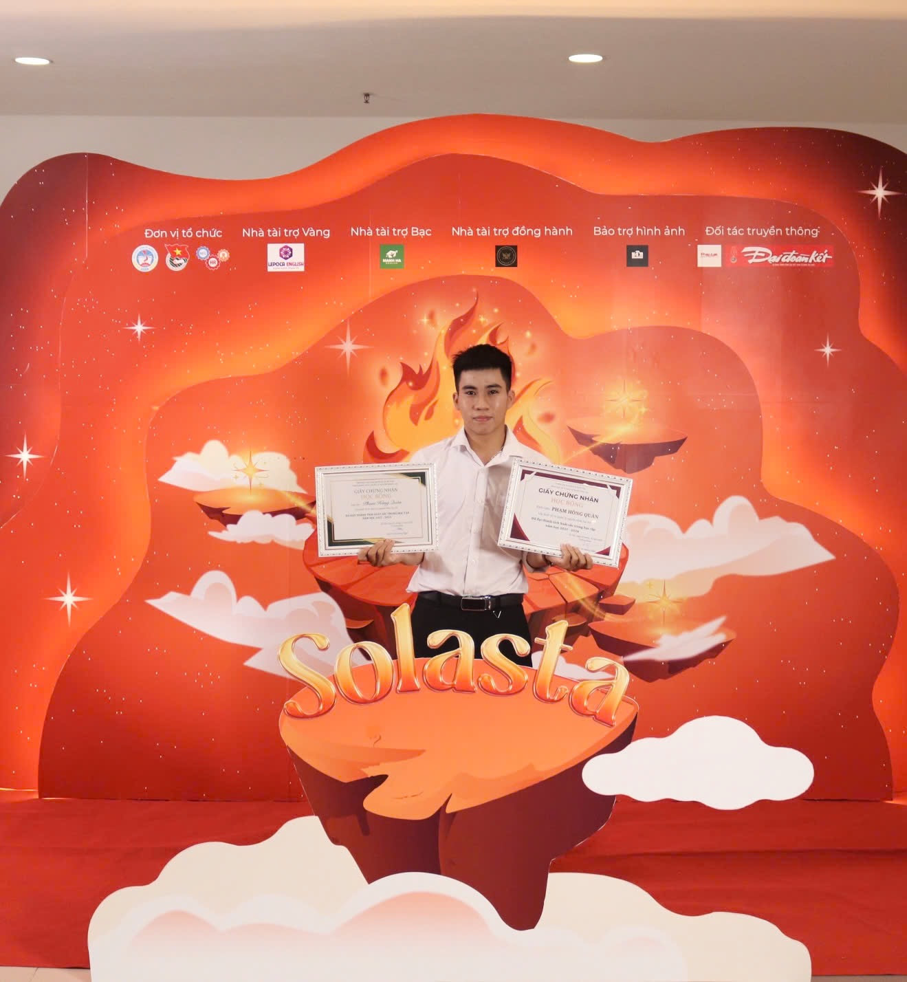 Hồng Quân cùng 02 giấy chứng nhận của 02 năm học.