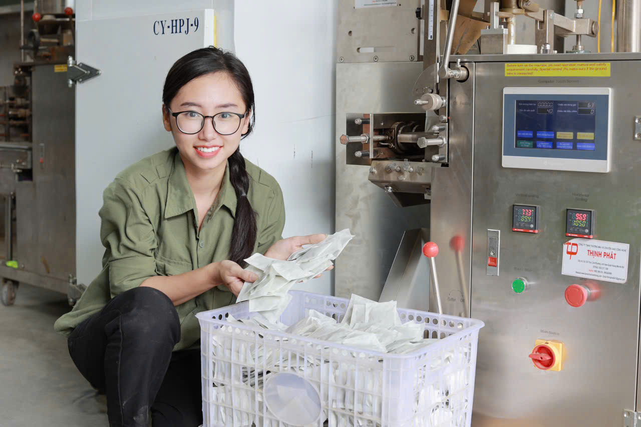 Chị Lan cẩn thận trong từng khâu sản xuất, chăm chút tỉ mỉ như chính tình yêu dành cho vườn cây của mình.