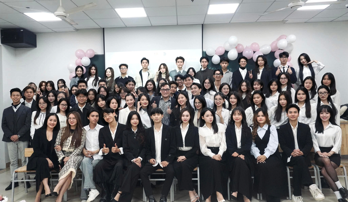 Trang cùng các thành viên của Câu lạc bộ Thời trang và Nghệ thuật Học viện Tài chính (DAC).