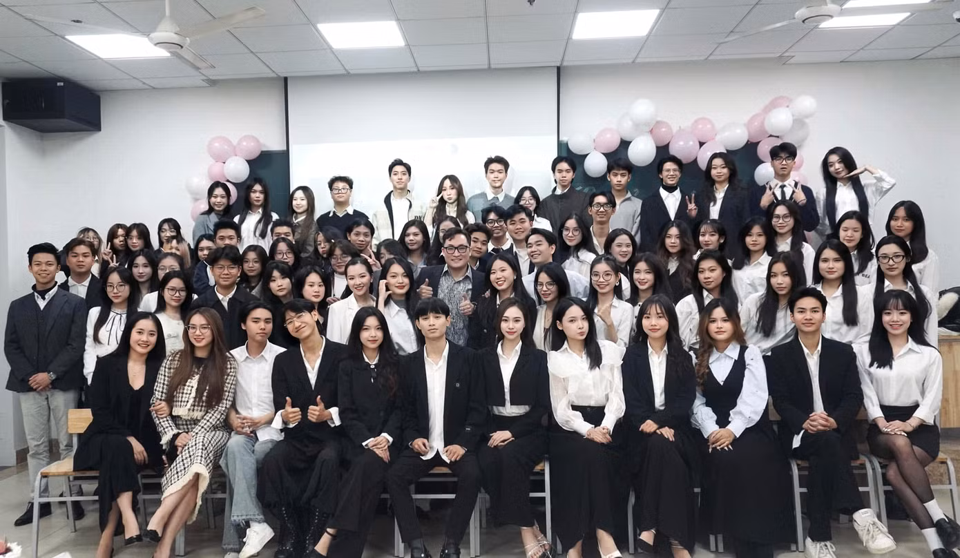 Trang cùng các thành viên của Câu lạc bộ Thời trang và Nghệ thuật Học viện Tài chính (DAC).