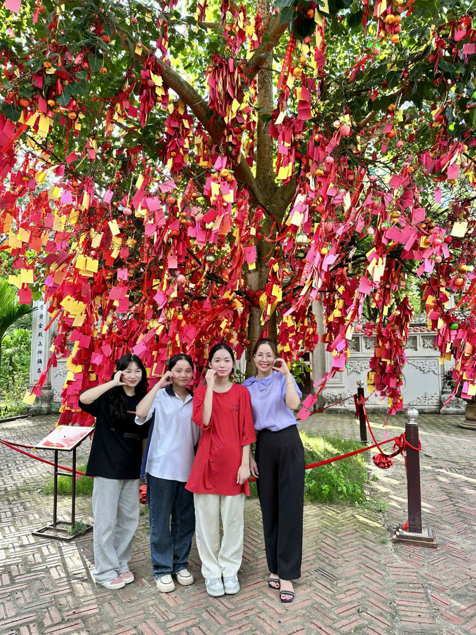 Đỗ Thị Thanh Tâm cùng cô Lương Thị Như Hoa và các bạn đội tuyển thăm Văn Miếu Quốc Tử Giám.