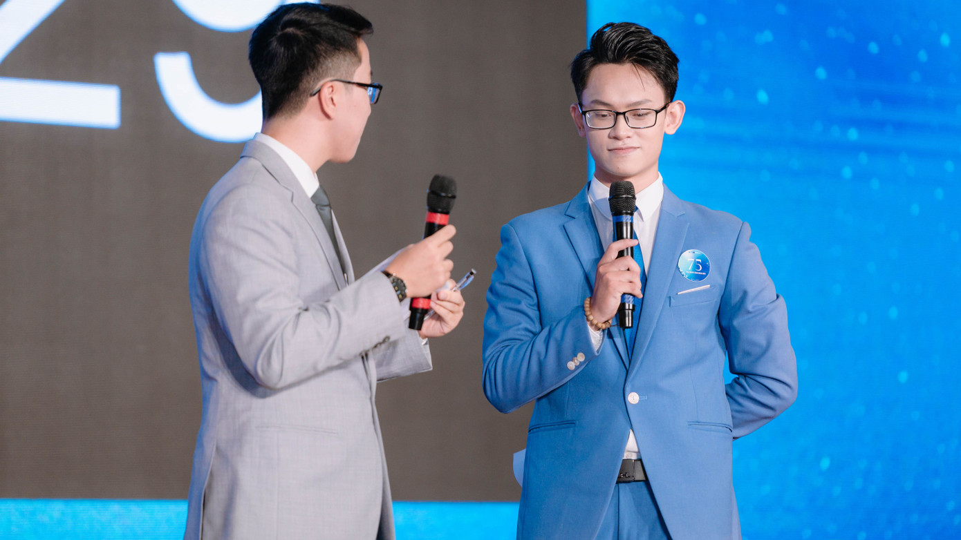 Khắc Dương lọt vào Top 6 cuộc thi Tell Me by Your Voice. Khắc Dương lọt vào Top 6 cuộc thi Tell Me by Your Voice.