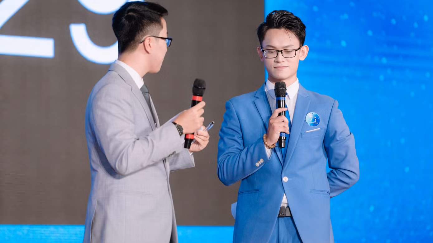 Khắc Dương lọt vào Top 6 cuộc thi Tell Me by Your Voice. Khắc Dương lọt vào Top 6 cuộc thi Tell Me by Your Voice.