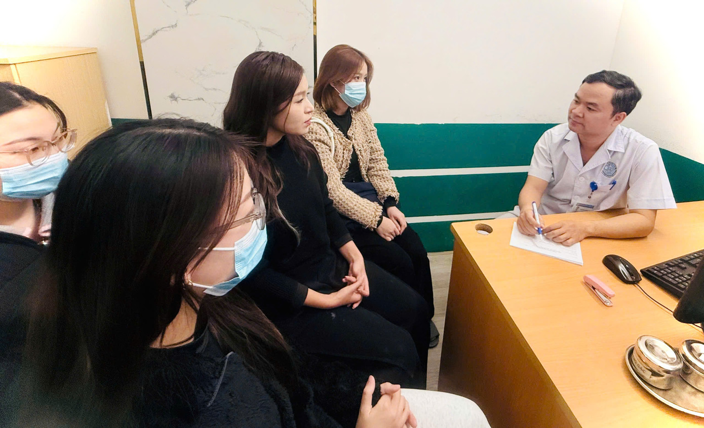 Bác sĩ Sơn nhấn mạnh việc đeo khẩu trang khi đến nơi đông người là cách hiệu quả để bảo vệ đường hô hấp khỏi bụi mịn, vi khuẩn và virus. Bác sĩ Sơn nhấn mạnh việc đeo khẩu trang khi đến nơi đông người là cách hiệu quả để bảo vệ đường hô hấp khỏi bụi mịn, vi khuẩn và virus.