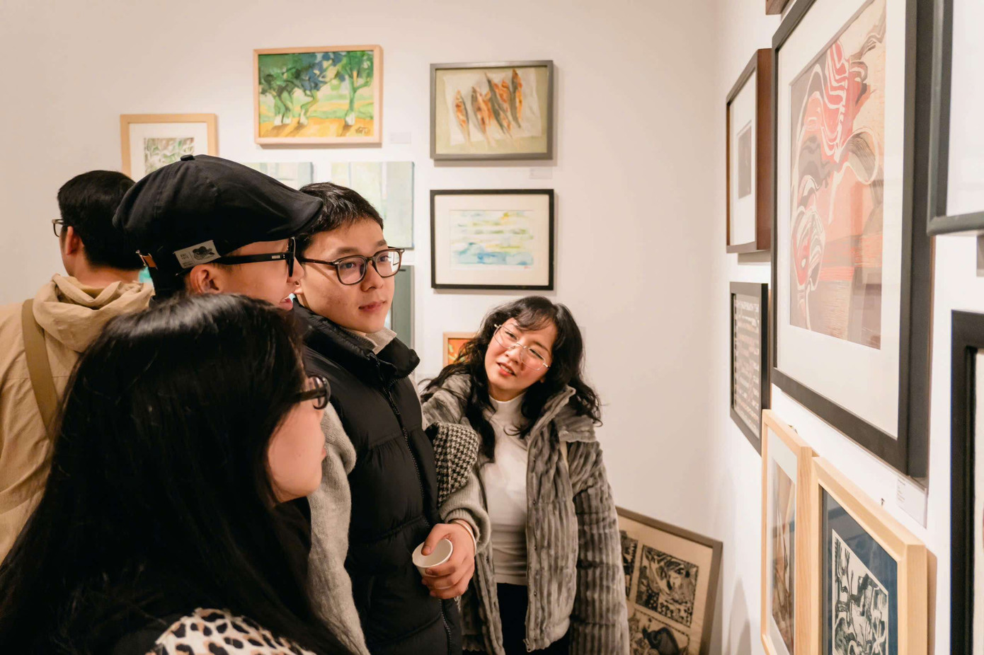 Nhiều bạn trẻ hào hứng chiêm ngưỡng các tác phẩm nghệ thuật tại Hội chợ.