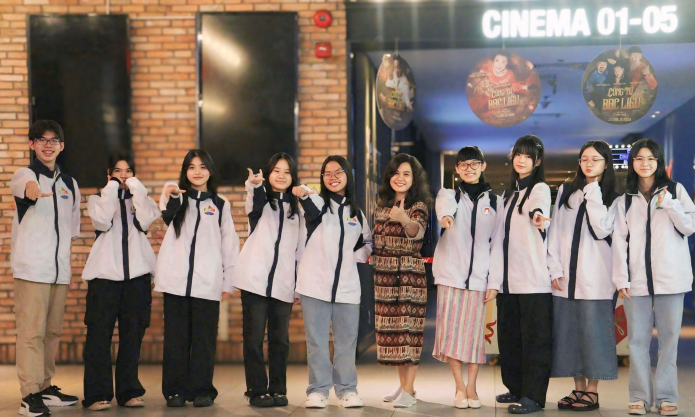 Sally (thứ 3 từ phải qua) cùng cô giáo và các bạn đội tuyển đi xem phim. Sally (thứ 3 từ phải qua) cùng cô giáo và các bạn đội tuyển đi xem phim.