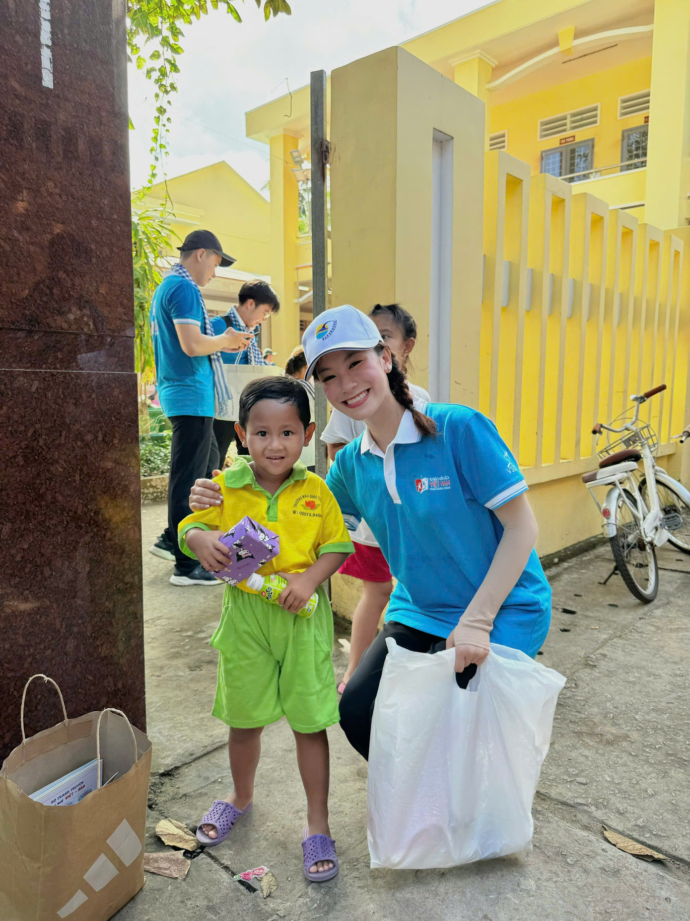 Quỳnh Giang trao quà cho các em nhỏ tại đảo Thổ Châu.