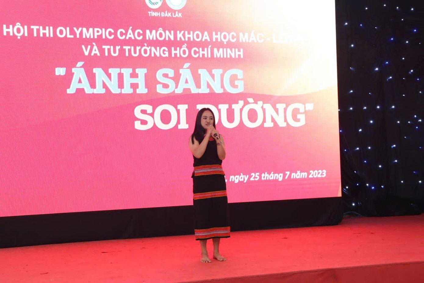 Cô đã đặt ra những mục tiêu rõ ràng và luôn ưu tiên việc học. Cô đã đặt ra những mục tiêu rõ ràng và luôn ưu tiên việc học.