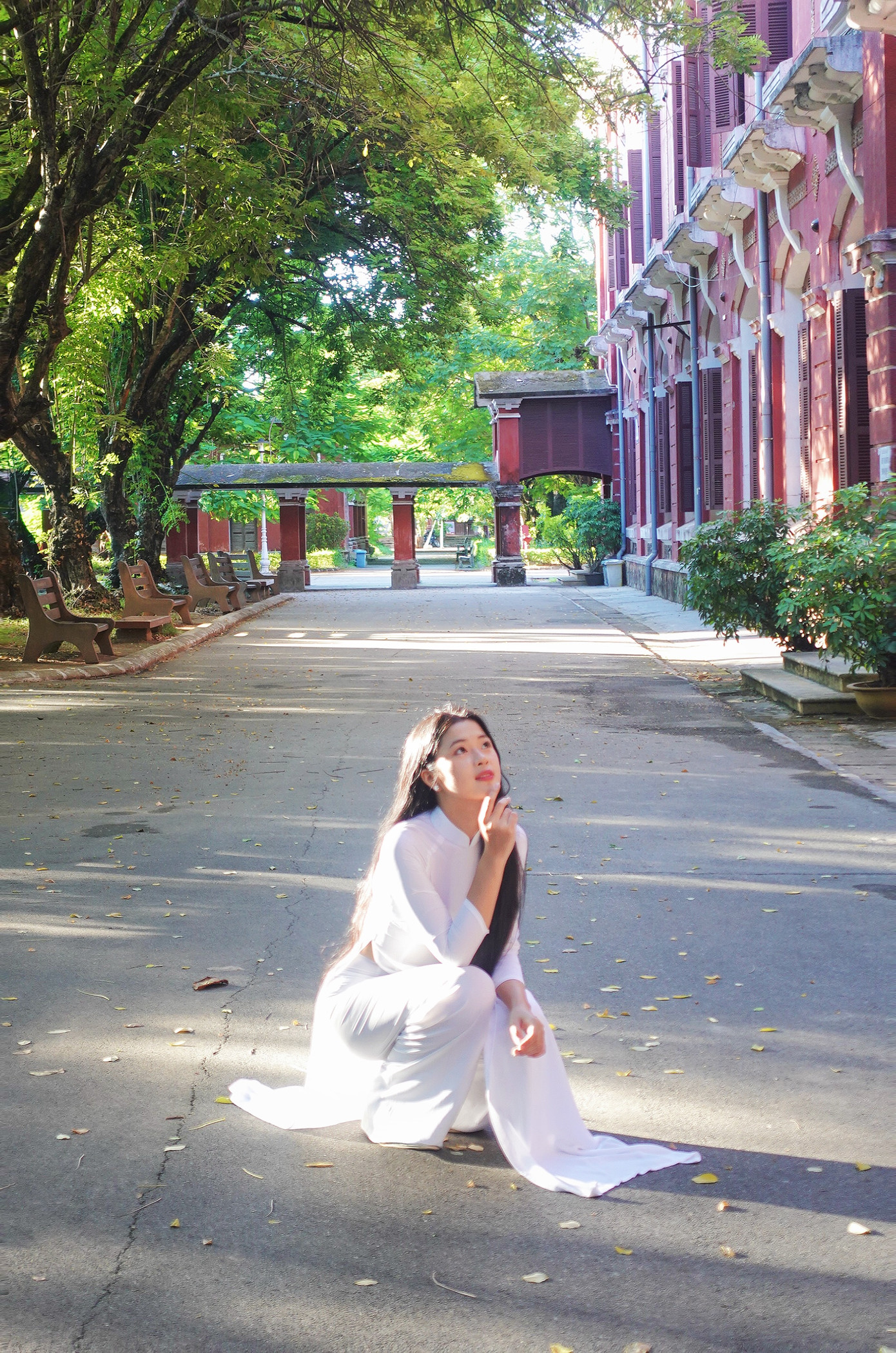 "Một ngày nào đó, mình sẽ trở lại Huế" – Hà Phương lặng lẽ ghi dấu một lời hứa với mảnh đất đã níu giữ tâm hồn cô. "Một ngày nào đó, mình sẽ trở lại Huế" – Hà Phương lặng lẽ ghi dấu một lời hứa với mảnh đất đã níu giữ tâm hồn cô.