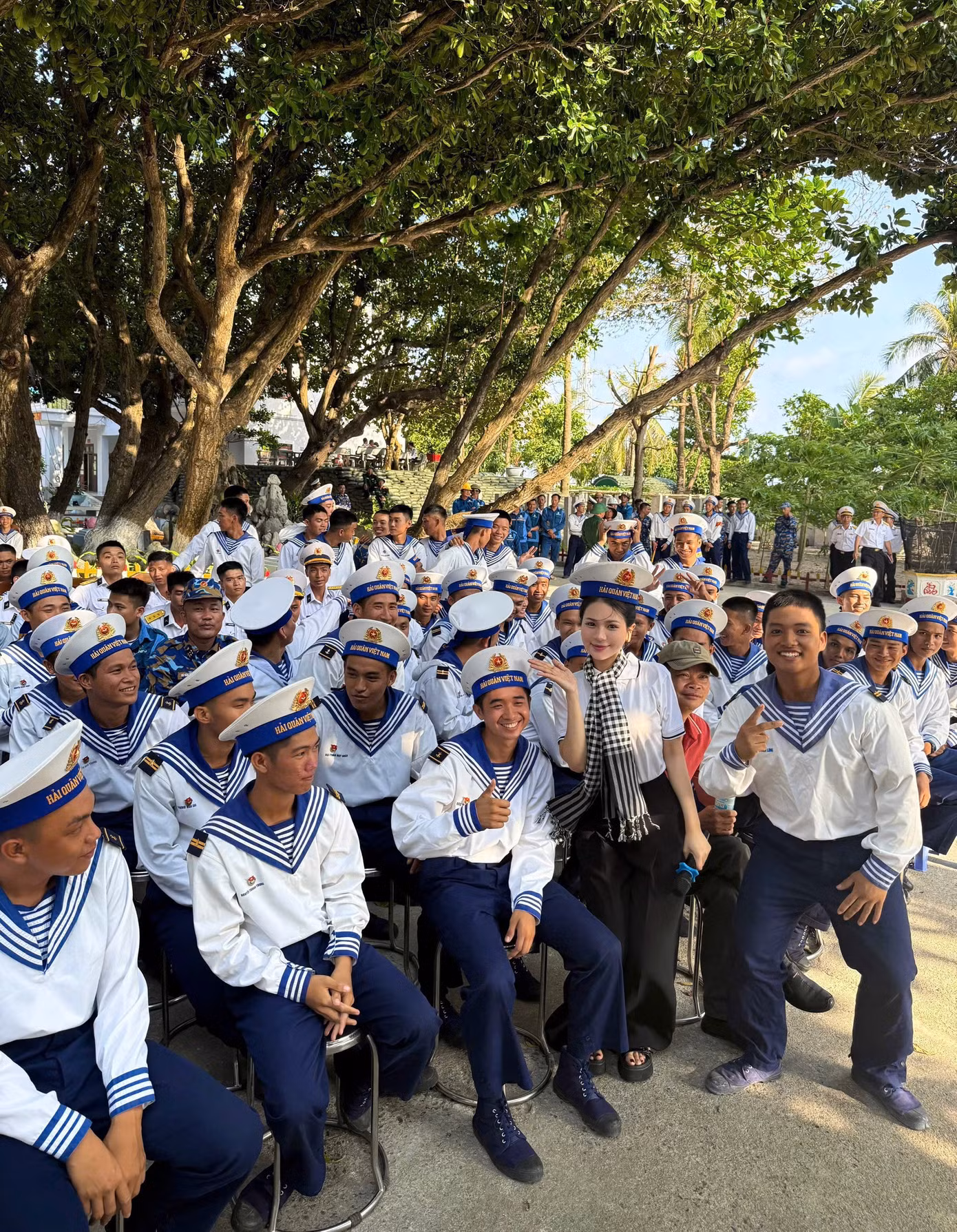 An Thu An hoà mình trong không khí thân tình, ấm áp khi giao lưu với các chiến sĩ đảo Nam Yết.