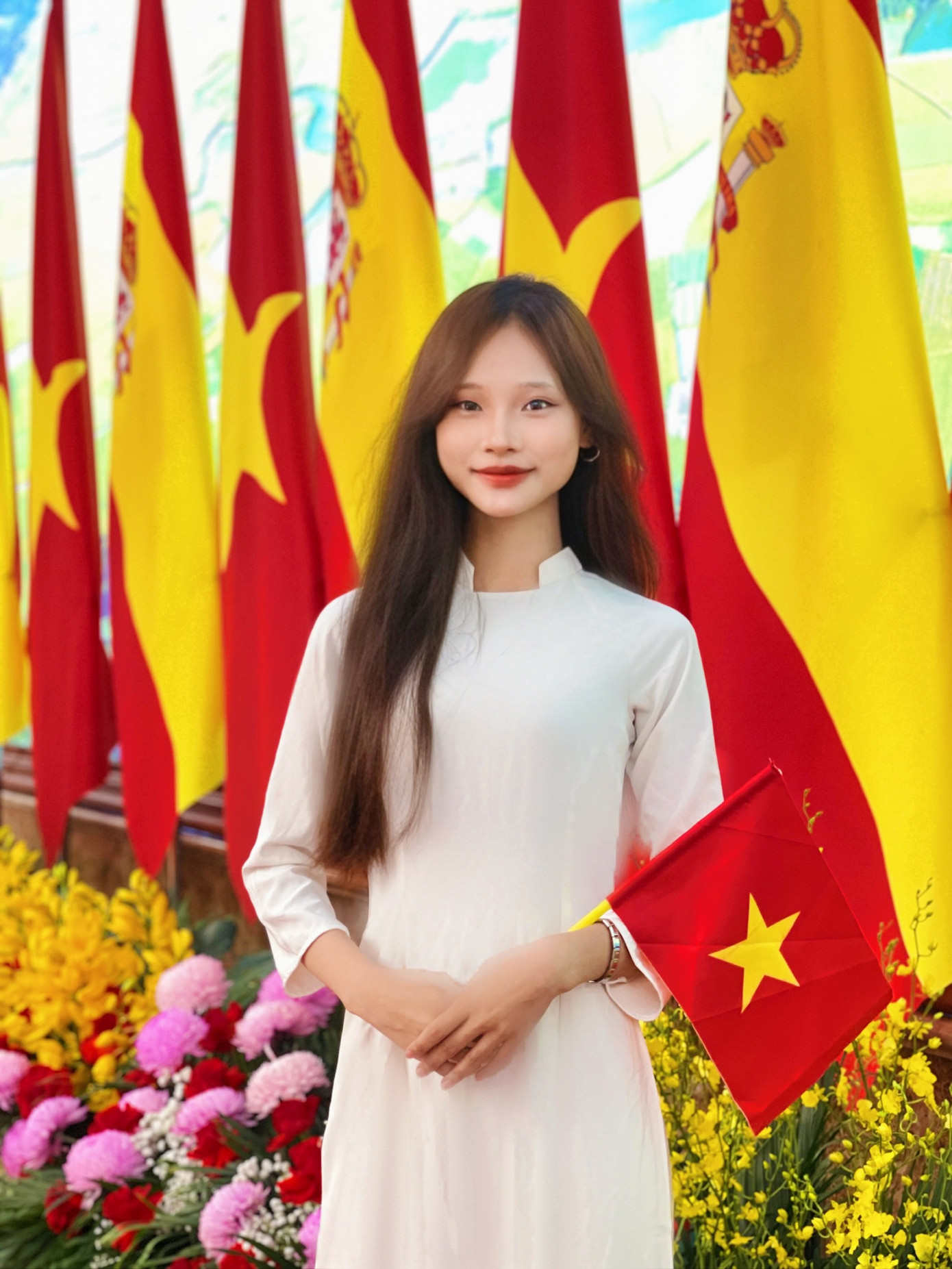 Nguyễn Thị Vân Anh - cô gái trẻ với đam mê thiết kế thời trang đã gặt hái nhiều thành tích xuất sắc trong học tập và thiết kế. Nguyễn Thị Vân Anh - cô gái trẻ với đam mê thiết kế thời trang đã gặt hái nhiều thành tích xuất sắc trong học tập và thiết kế.