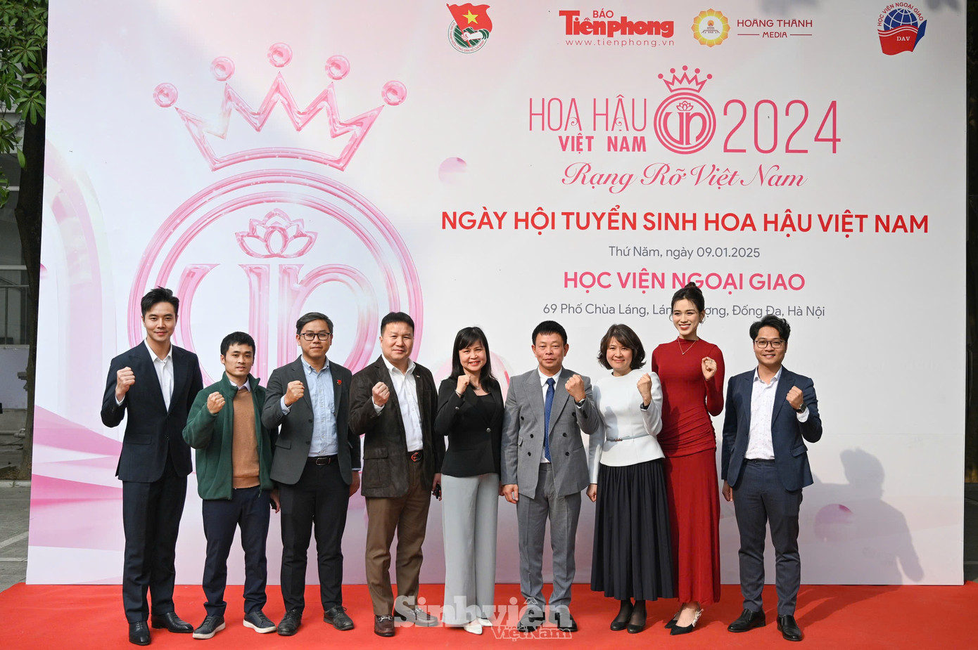 Nhà báo Phùng Công Sưởng - Tổng Biên tập Báo Tiền Phong, Hoa hậu Đỗ Thị Hà, diễn viên Phùng Đức Hiếu cùng đại diện các trường đại học, học viện có thí sinh tham gia Hoa hậu Việt Nam 2024.