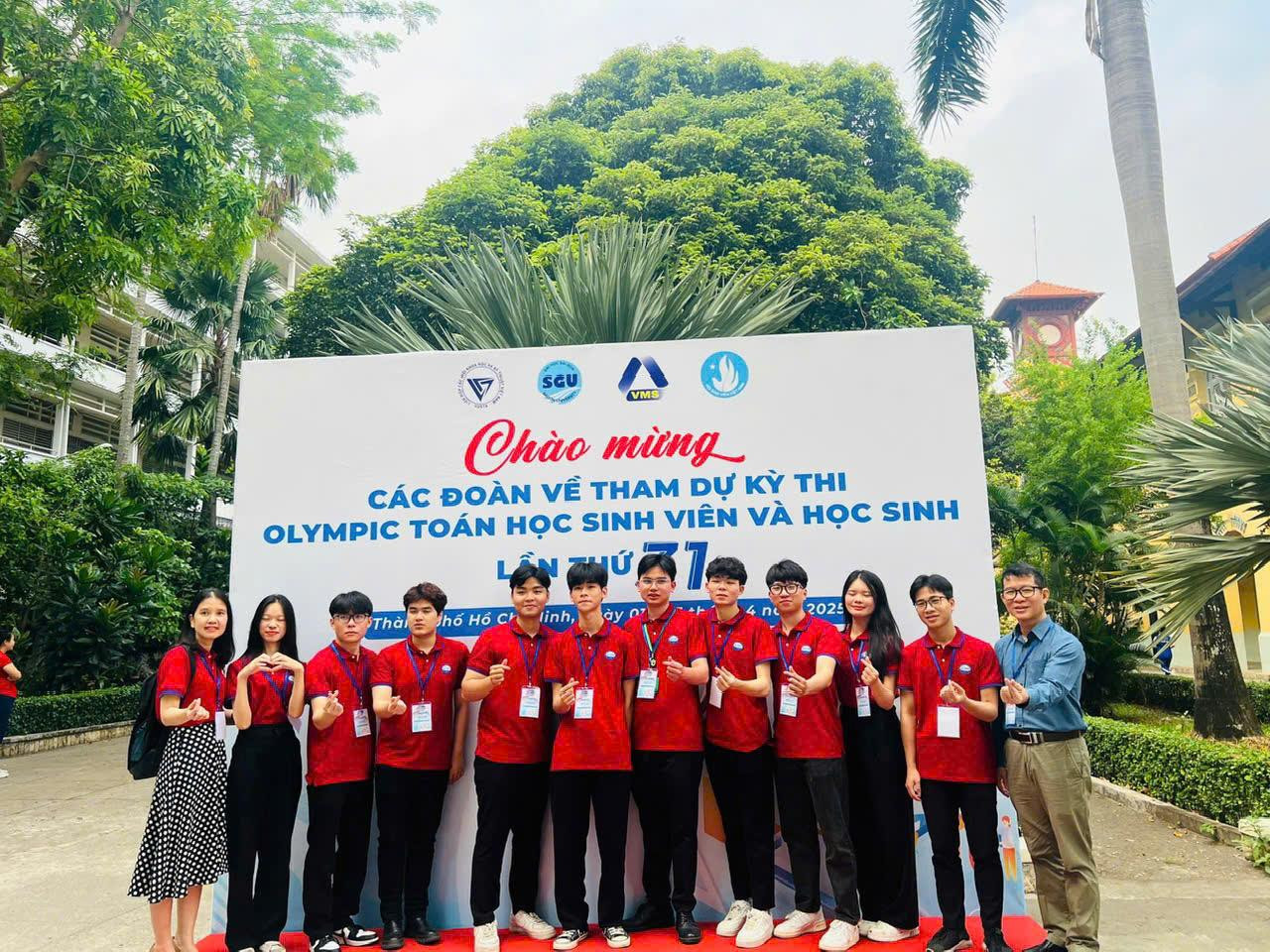 Nguyễn Văn Séc (thứ tư từ phải qua) cùng thầy cô và các bạn sinh viên đội tuyển tham dự kỳ thi Olympic Toán học Toàn quốc. Nguyễn Văn Séc (thứ tư từ phải qua) cùng thầy cô và các bạn sinh viên đội tuyển tham dự kỳ thi Olympic Toán học Toàn quốc.