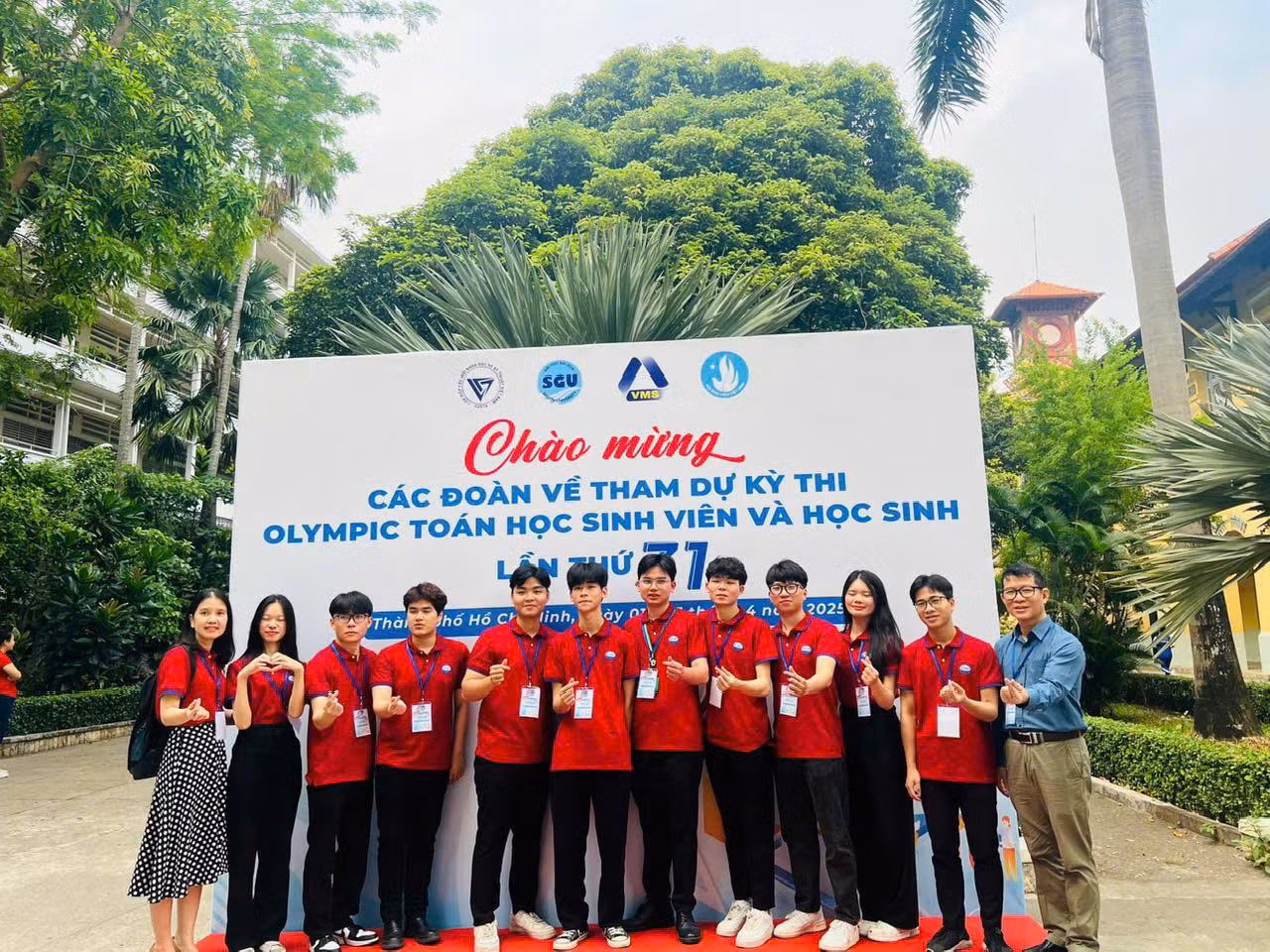 Nguyễn Văn Séc (thứ tư từ phải qua) cùng thầy cô và các bạn sinh viên đội tuyển tham dự kỳ thi Olympic Toán học Toàn quốc.