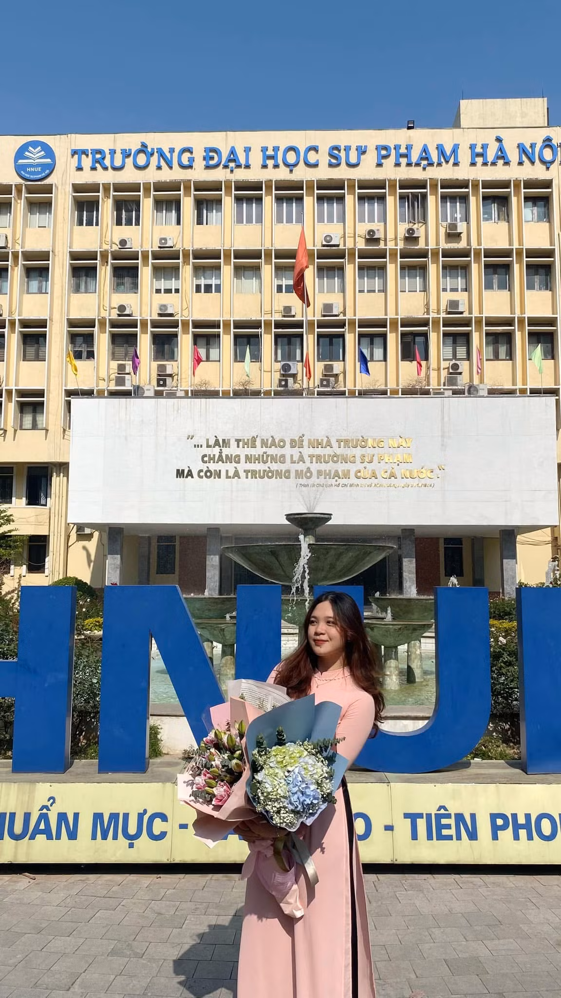 Hoàng Khánh Ly là sinh viên năm cuối vừa tốt nghiệp Khoa Giáo dục Đặc biệt tại Trường Đại học Sư phạm Hà Nội.