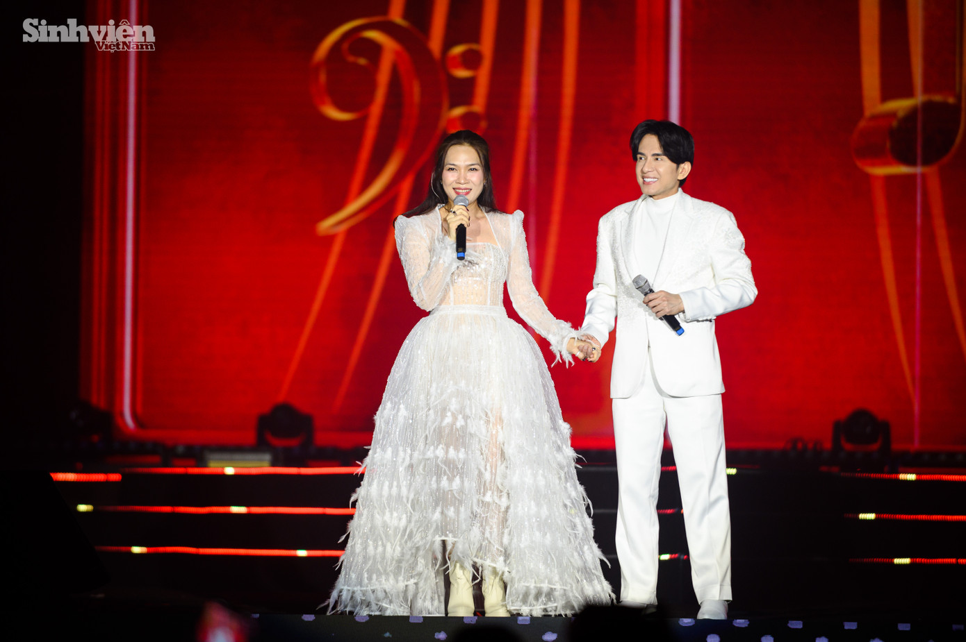 Khoảnh khắc được trông đợi nhất liveshow, Mỹ Tâm và Đan Trường tái ngộ, song ca sau 18 năm. Hai huyền thoại Vpop gắn liền với thanh xuân của nhiều thế hệ, nhiều khán giả vỡ oà cảm xúc trước màn tái ngộ đặc biệt này.