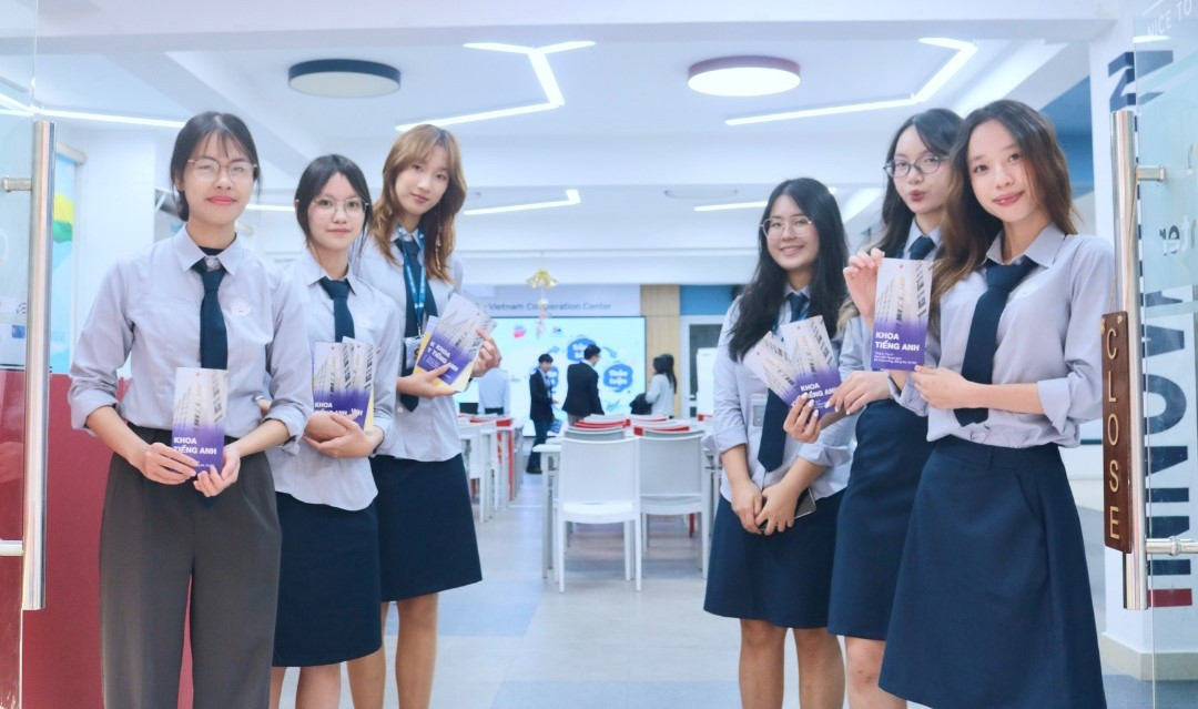 Giảng viên, sinh viên Khoa Tiếng Anh tại DAV Open House 2025. Giảng viên, sinh viên Khoa Tiếng Anh tại DAV Open House 2025.