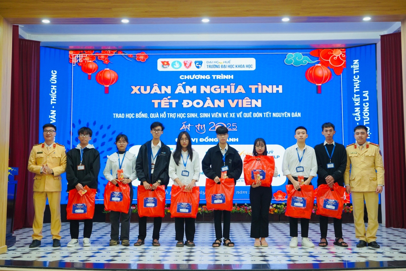 Trao học bổng và trao tặng vé xe, quà Tết mang Tết ấm đến sinh viên có hoàn cảnh khó khăn. Trao học bổng và trao tặng vé xe, quà Tết mang Tết ấm đến sinh viên có hoàn cảnh khó khăn.