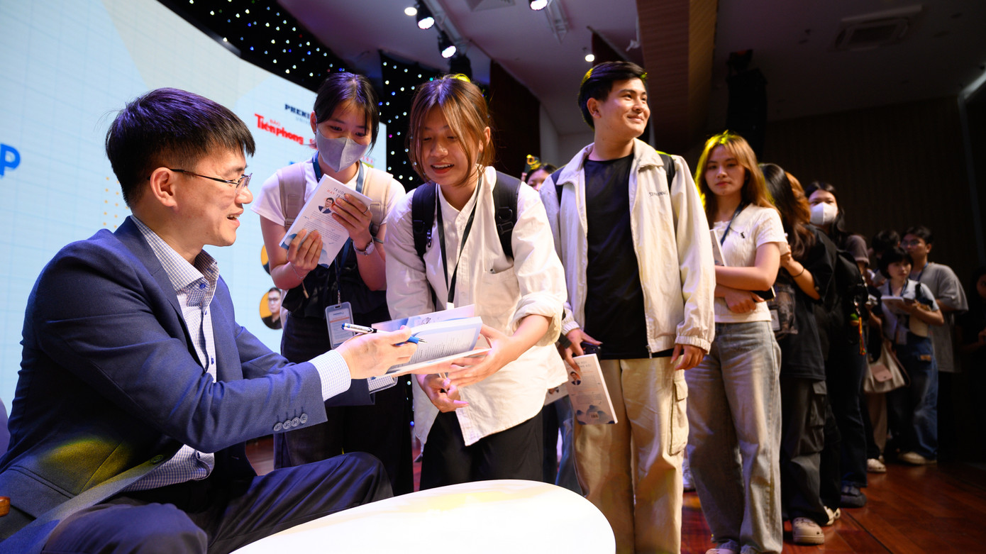 Tác giả hạnh phúc khi "đứa con tinh thần" của mình nhận được sự đón nhận nồng nhiệt. Tác giả hạnh phúc khi "đứa con tinh thần" của mình nhận được sự đón nhận nồng nhiệt.