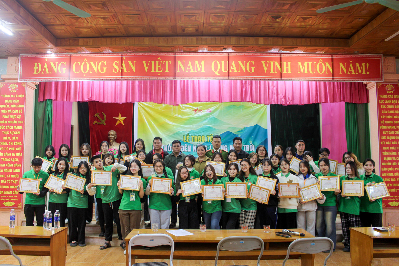 Đội sinh viên làm Công tác xã hội nhận giấy khen. Đội sinh viên làm Công tác xã hội nhận giấy khen.