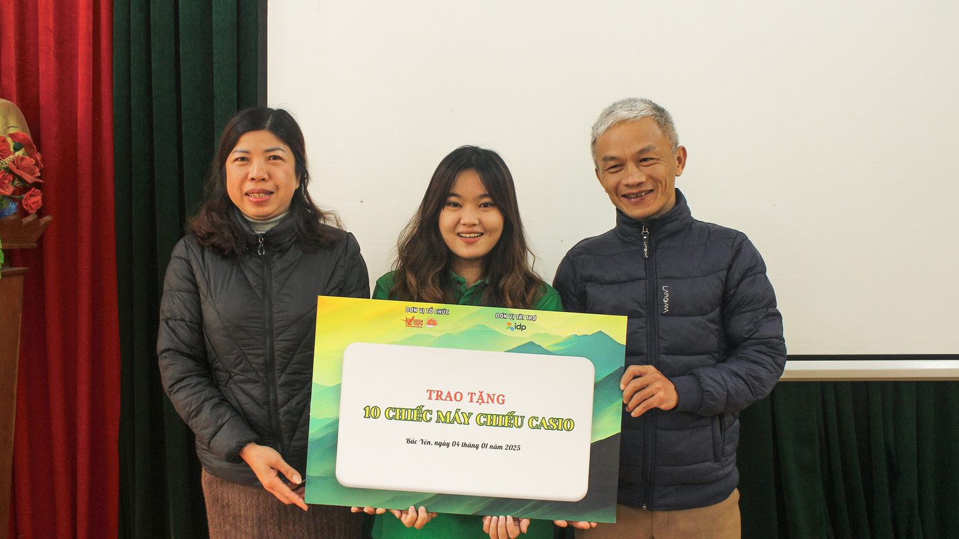 Đội sinh viên làm Công tác xã hội đã kết nối và trao tặng 10 đầu máy chiếu tới các thầy cô. Đội sinh viên làm Công tác xã hội đã kết nối và trao tặng 10 đầu máy chiếu tới các thầy cô.