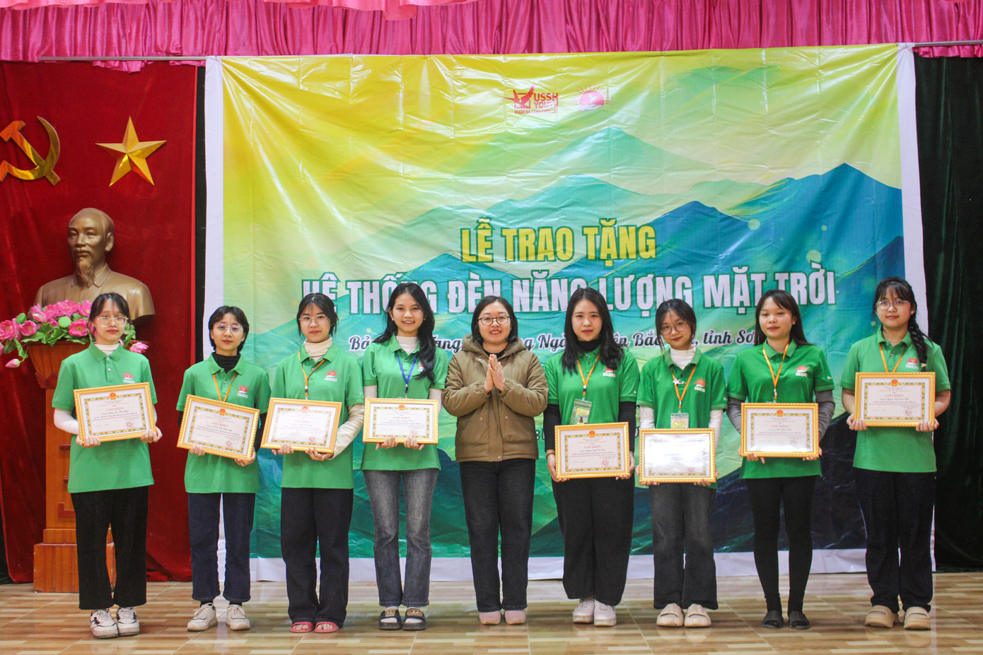 Đội sinh viên làm Công tác xã hội nhận giấy khen. Đội sinh viên làm Công tác xã hội nhận giấy khen.