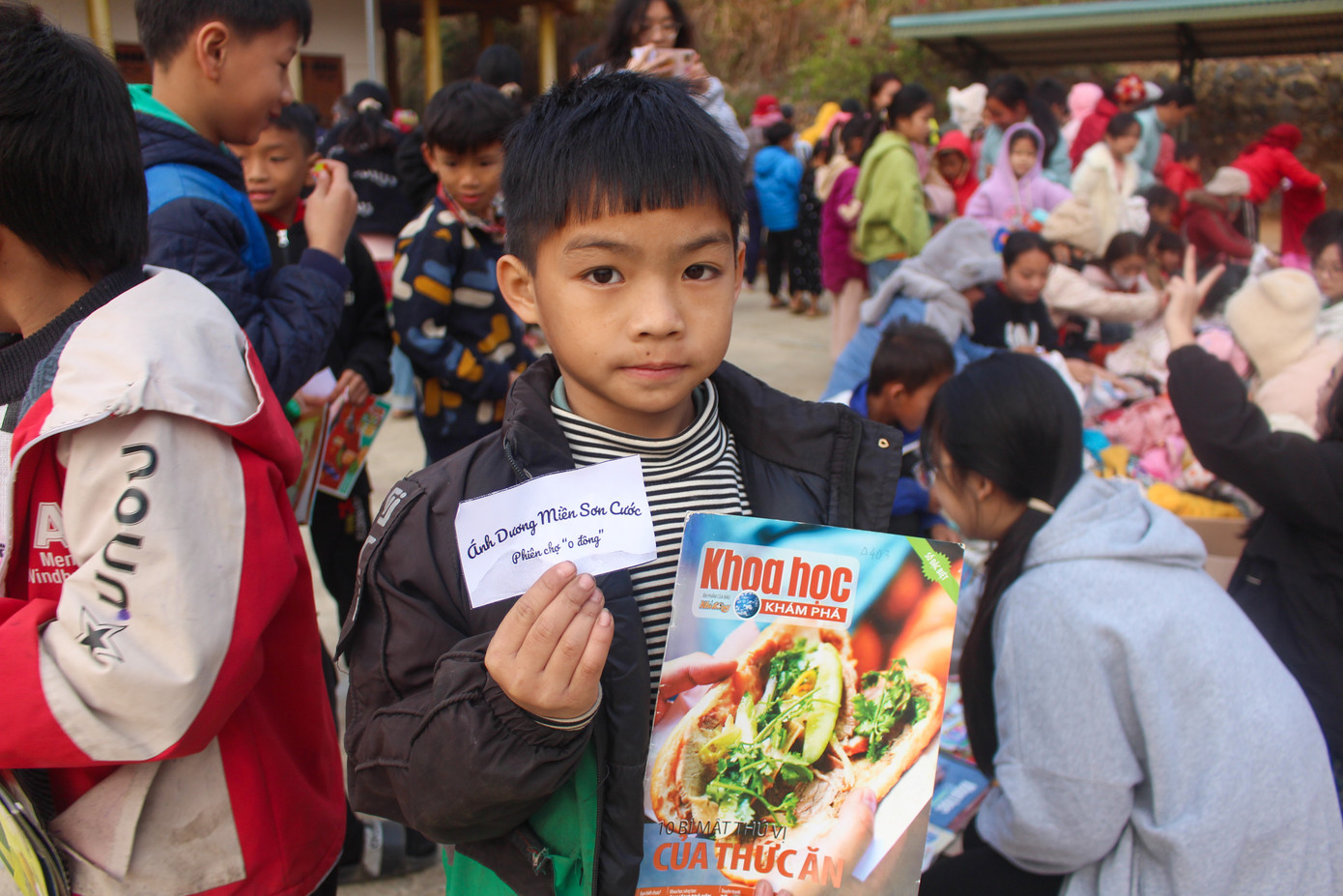 Đội tổ chức “Phiên chợ 0Đ” tại nhà công sở xã nhằm lan tỏa tinh thần tương thân tương ái. Đội tổ chức “Phiên chợ 0Đ” tại nhà công sở xã nhằm lan tỏa tinh thần tương thân tương ái.