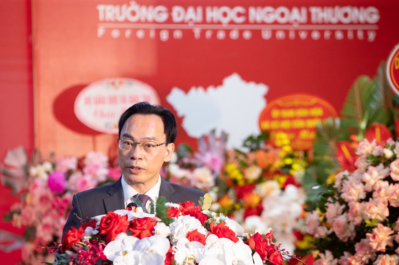 Tại buổi lễ, Thứ trưởng Bộ GD&ĐT Hoàng Minh Sơn thay mặt Bộ GD&ĐT gửi lời chúc mừng tới các thầy cô giáo, các em học viên, sinh viên và đặc biệt là PGS, TS Phạm Thu Hương – Tân Hiệu trưởng Nhà trường. Thứ trưởng Hoàng Minh Sơn khẳng định: “Bộ Giáo dục và Đào tạo đặt nhiều kỳ vọng và tin tưởng vào tân Hiệu trưởng - PGS.TS Phạm Thu Hương – một người trưởng thành từ chính mái trường này, có nền tảng chuyên môn vững vàng, được đào tạo bài bản ở trong nước và quốc tế, có kinh nghiệm thực tiễn phong phú và tinh thần đổi mới mạnh mẽ. Với trách nhiệm mới, tôi tin tưởng đồng chí sẽ tiếp tục kế thừa những giá trị cốt lõi của Nhà trường, phát huy những thành quả đã có, cùng tập thể lãnh đạo và toàn thể giảng viên, sinh viên xây dựng Trường Đại học Ngoại thương phát triển lên một tầm cao mới – vững chắc về chuyên môn, đột phá về tư duy, hội nhập về tầm nhìn.” Tại buổi lễ, Thứ trưởng Bộ GD&ĐT Hoàng Minh Sơn thay mặt Bộ GD&ĐT gửi lời chúc mừng tới các thầy cô giáo, các em học viên, sinh viên và đặc biệt là PGS, TS Phạm Thu Hương – Tân Hiệu trưởng Nhà trường. Thứ trưởng Hoàng Minh Sơn khẳng định: “Bộ Giáo dục và Đào tạo đặt nhiều kỳ vọng và tin tưởng vào tân Hiệu trưởng - PGS.TS Phạm Thu Hương – một người trưởng thành từ chính mái trường này, có nền tảng chuyên môn vững vàng, được đào tạo bài bản ở trong nước và quốc tế, có kinh nghiệm thực tiễn phong phú và tinh thần đổi mới mạnh mẽ. Với trách nhiệm mới, tôi tin tưởng đồng chí sẽ tiếp tục kế thừa những giá trị cốt lõi của Nhà trường, phát huy những thành quả đã có, cùng tập thể lãnh đạo và toàn thể giảng viên, sinh viên xây dựng Trường Đại học Ngoại thương phát triển lên một tầm cao mới – vững chắc về chuyên môn, đột phá về tư duy, hội nhập về tầm nhìn.”