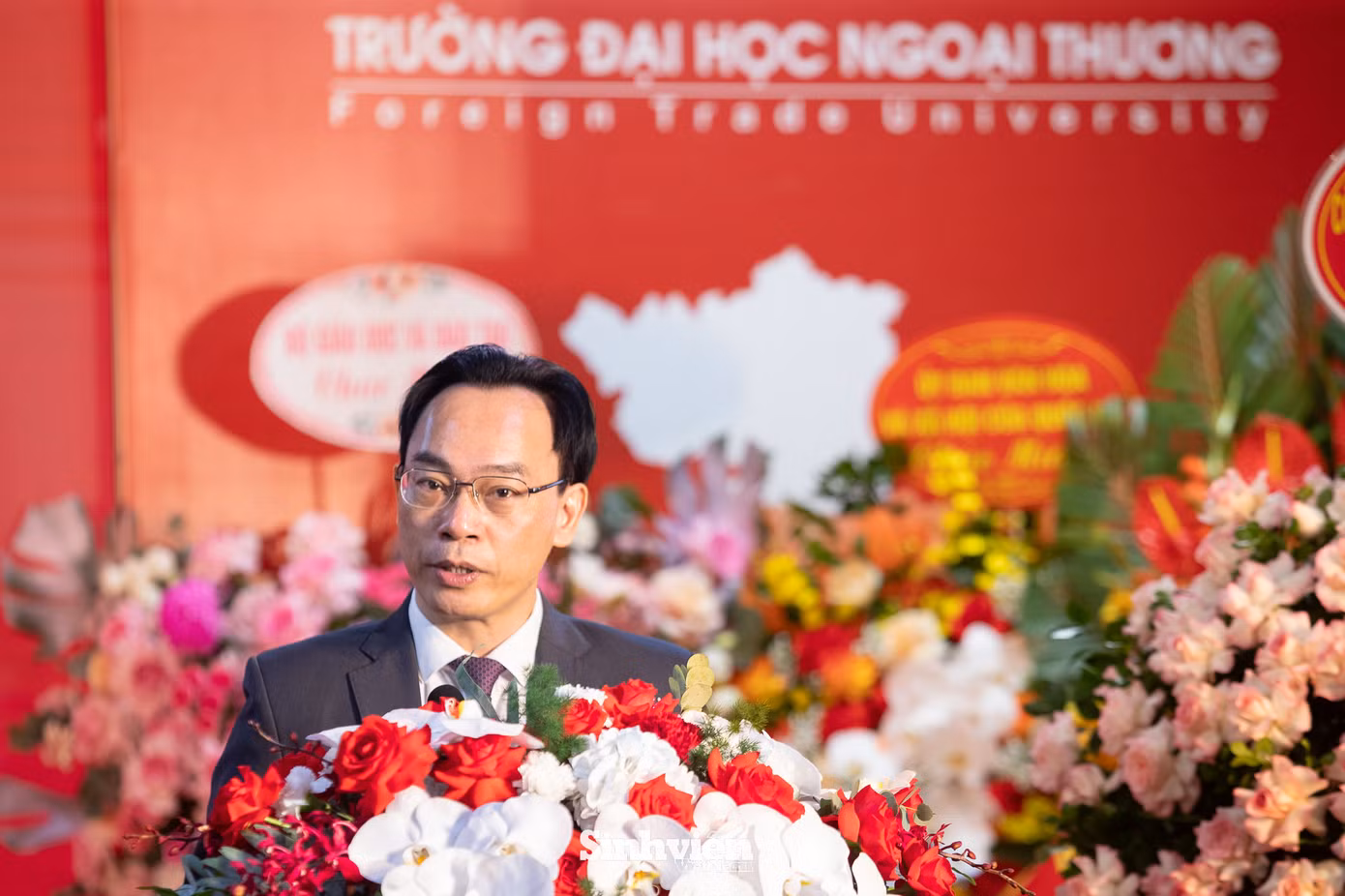 Tại buổi lễ, Thứ trưởng Bộ GD&ĐT Hoàng Minh Sơn thay mặt Bộ GD&ĐT gửi lời chúc mừng tới các thầy cô giáo, các em học viên, sinh viên và đặc biệt là PGS, TS Phạm Thu Hương – Tân Hiệu trưởng Nhà trường. Thứ trưởng Hoàng Minh Sơn khẳng định: “Bộ Giáo dục và Đào tạo đặt nhiều kỳ vọng và tin tưởng vào tân Hiệu trưởng - PGS.TS Phạm Thu Hương – một người trưởng thành từ chính mái trường này, có nền tảng chuyên môn vững vàng, được đào tạo bài bản ở trong nước và quốc tế, có kinh nghiệm thực tiễn phong phú và tinh thần đổi mới mạnh mẽ. Với trách nhiệm mới, tôi tin tưởng đồng chí sẽ tiếp tục kế thừa những giá trị cốt lõi của Nhà trường, phát huy những thành quả đã có, cùng tập thể lãnh đạo và toàn thể giảng viên, sinh viên xây dựng Trường Đại học Ngoại thương phát triển lên một tầm cao mới – vững chắc về chuyên môn, đột phá về tư duy, hội nhập về tầm nhìn.” Tại buổi lễ, Thứ trưởng Bộ GD&ĐT Hoàng Minh Sơn thay mặt Bộ GD&ĐT gửi lời chúc mừng tới các thầy cô giáo, các em học viên, sinh viên và đặc biệt là PGS, TS Phạm Thu Hương – Tân Hiệu trưởng Nhà trường. Thứ trưởng Hoàng Minh Sơn khẳng định: “Bộ Giáo dục và Đào tạo đặt nhiều kỳ vọng và tin tưởng vào tân Hiệu trưởng - PGS.TS Phạm Thu Hương – một người trưởng thành từ chính mái trường này, có nền tảng chuyên môn vững vàng, được đào tạo bài bản ở trong nước và quốc tế, có kinh nghiệm thực tiễn phong phú và tinh thần đổi mới mạnh mẽ. Với trách nhiệm mới, tôi tin tưởng đồng chí sẽ tiếp tục kế thừa những giá trị cốt lõi của Nhà trường, phát huy những thành quả đã có, cùng tập thể lãnh đạo và toàn thể giảng viên, sinh viên xây dựng Trường Đại học Ngoại thương phát triển lên một tầm cao mới – vững chắc về chuyên môn, đột phá về tư duy, hội nhập về tầm nhìn.”
