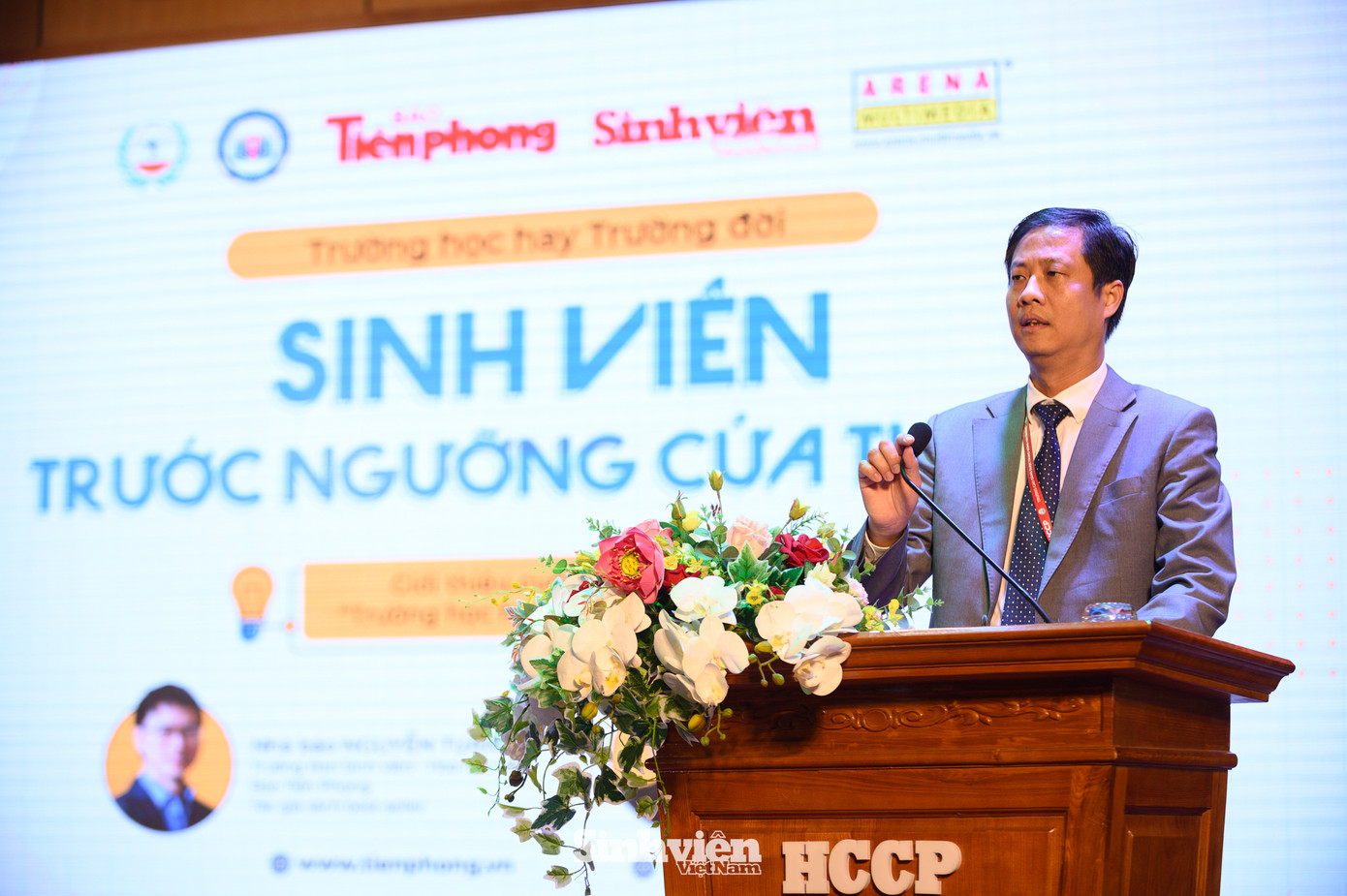 Tiến sĩ Trần Bá Kiên, Hiệu trưởng nhà trường, đã bày tỏ lòng cảm ơn sâu sắc đến Báo Tiền Phong và Hệ thống Đào tạo Arena Multimedia vì sự đồng hành trong việc trang bị các kỹ năng thiết yếu cho sinh viên HCCP. Ông đặc biệt nhấn mạnh tầm quan trọng của tri thức số, một yếu tố then chốt trong quá trình rèn luyện và phát triển toàn diện của sinh viên trong thời đại hiện nay.