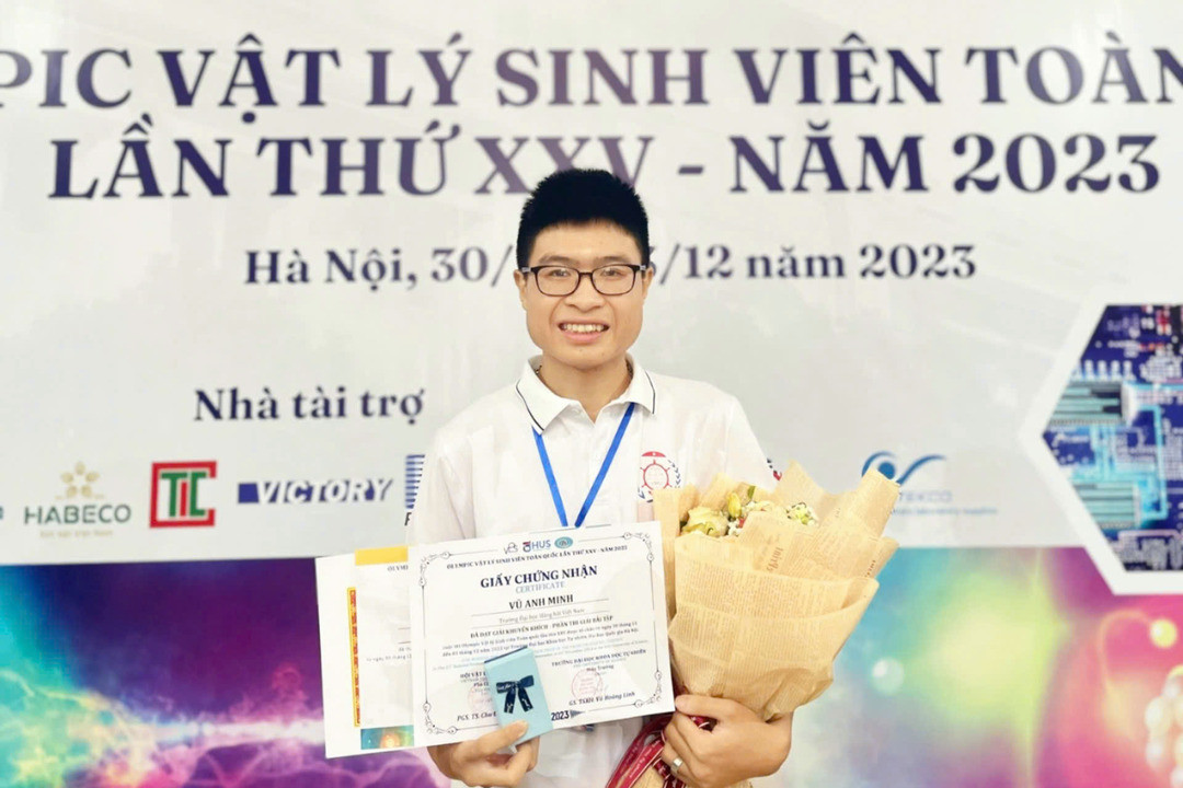 Anh Minh tại cuộc thi Olympic Vật lý Sinh viên toàn quốc lần thứ XXV năm 2023, tổ chức tại Đại học Quốc gia Hà Nội.