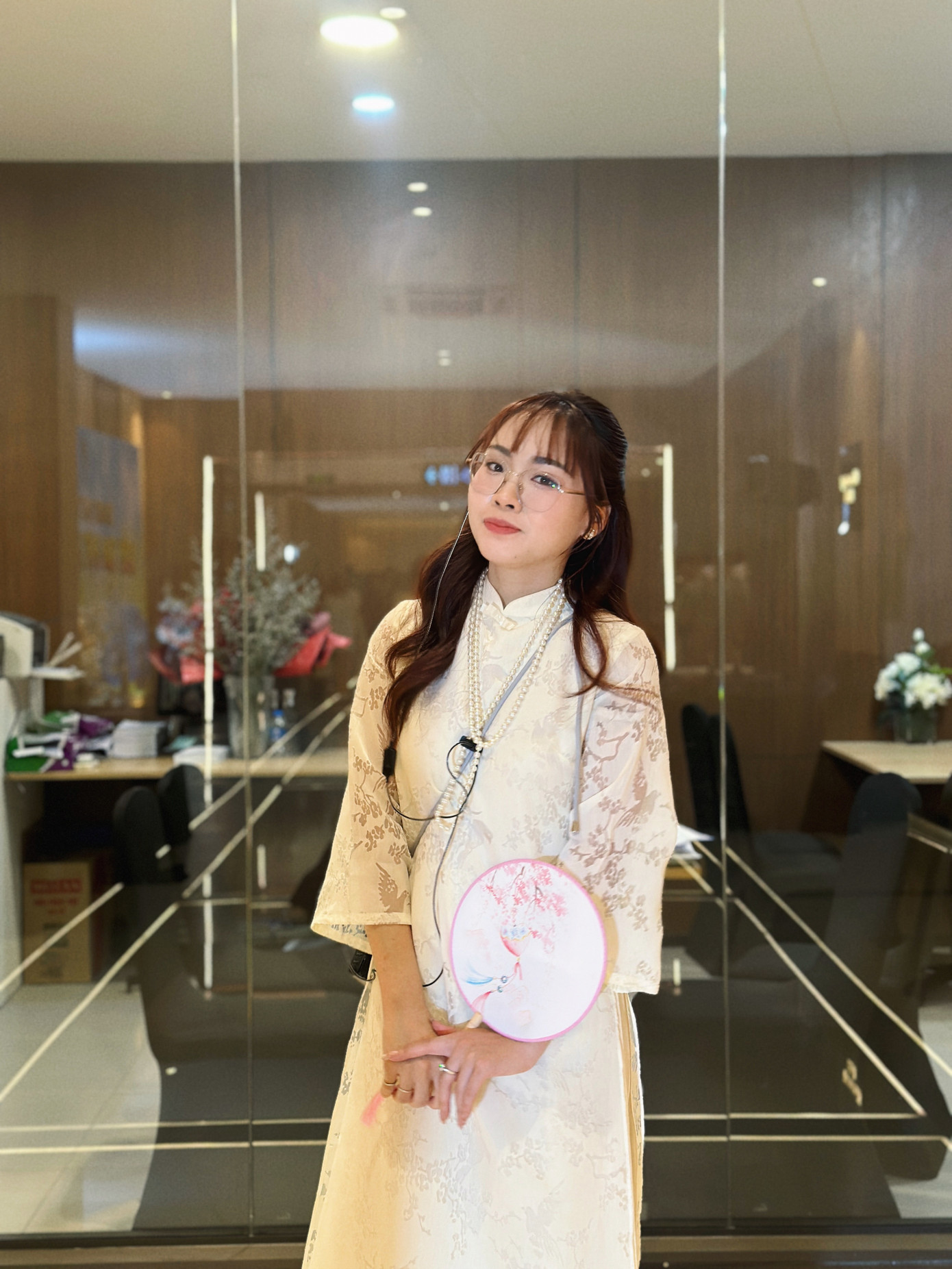 “Livestream không chỉ là xu hướng nhất thời, mà có thể trở thành một nghề nghiệp nghiêm túc nếu người trẻ hiểu luật chơi và làm nội dung có trách nhiệm” – Th.S Nguyễn Thị Thu Hoài. “Livestream không chỉ là xu hướng nhất thời, mà có thể trở thành một nghề nghiệp nghiêm túc nếu người trẻ hiểu luật chơi và làm nội dung có trách nhiệm” – Th.S Nguyễn Thị Thu Hoài.