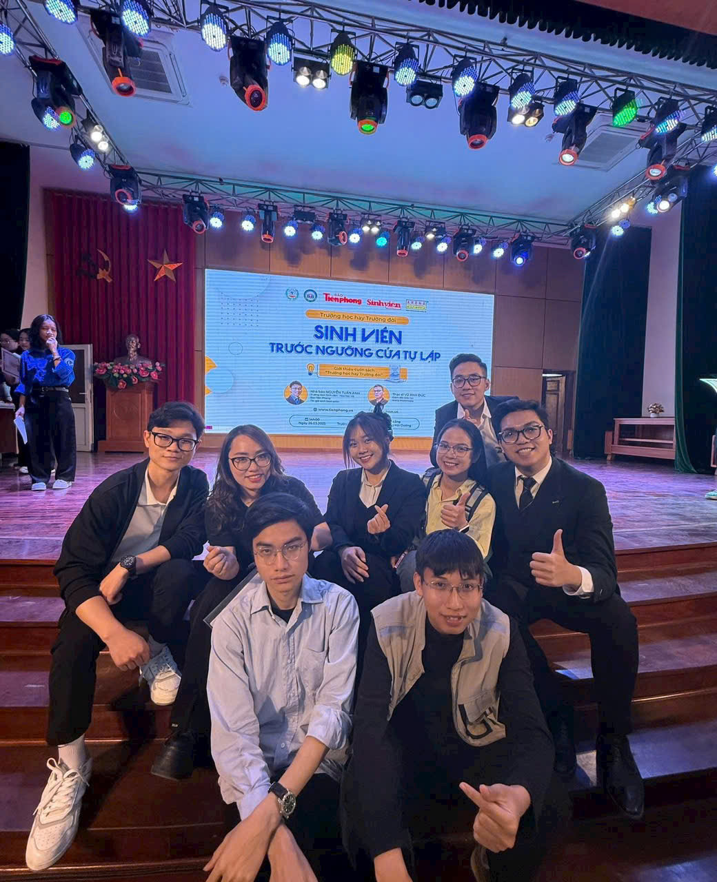 Hồng Hoa cảm thấy may mắn khi được tham gia vào công tác tổ chức sự kiện ý nghĩa “Trường học hay trường đời” tại Cao đẳng Dược Trung ương Hải Dương và Học viện Thanh thiếu niên Việt Nam. Hồng Hoa cảm thấy may mắn khi được tham gia vào công tác tổ chức sự kiện ý nghĩa “Trường học hay trường đời” tại Cao đẳng Dược Trung ương Hải Dương và Học viện Thanh thiếu niên Việt Nam.