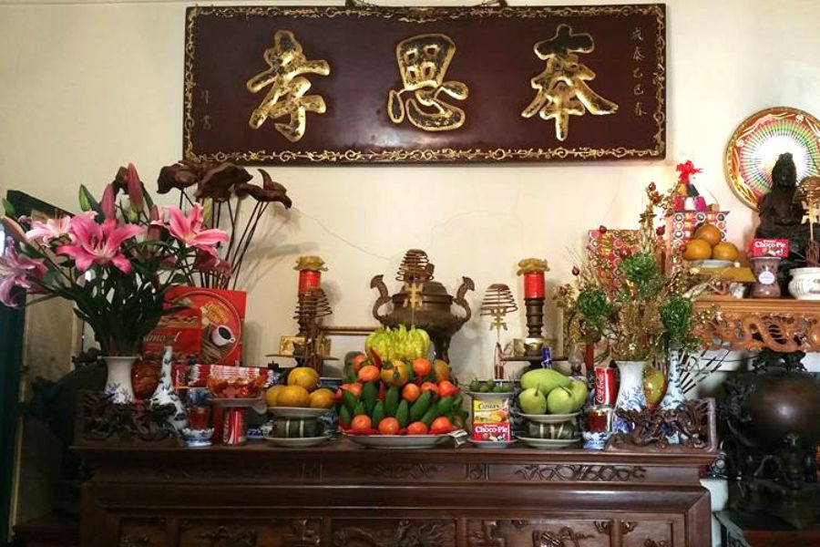 Hơn cả, chàng trai cũng hiểu rằng ngày bé bị bố mẹ “chỉnh” từng chuyện bé nhất trong việc chuẩn bị đồ cúng, sắm lễ; hay đơn giản chỉ là những khi lau dọn nhà cửa lại chính là cách bố mẹ muốn dạy bản thân anh chàng về giá trị của sự ngăn nắp, gìn giữ nét đẹp truyền thống để có sự chuẩn bị chu đáo cho năm mới (Ảnh mạng).