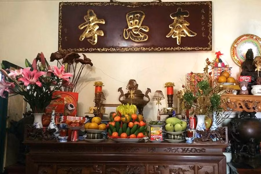 Hơn cả, chàng trai cũng hiểu rằng ngày bé bị bố mẹ “chỉnh” từng chuyện bé nhất trong việc chuẩn bị đồ cúng, sắm lễ; hay đơn giản chỉ là những khi lau dọn nhà cửa lại chính là cách bố mẹ muốn dạy bản thân anh chàng về giá trị của sự ngăn nắp, gìn giữ nét đẹp truyền thống để có sự chuẩn bị chu đáo cho năm mới (Ảnh mạng).