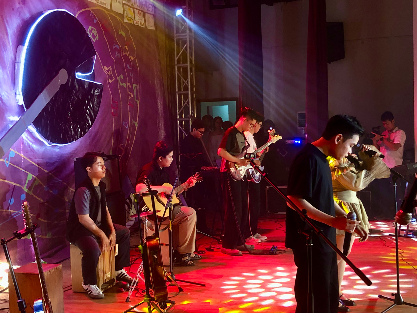 22 tiết mục với nhiều thể loại được biểu diễn trong đêm nhạc.