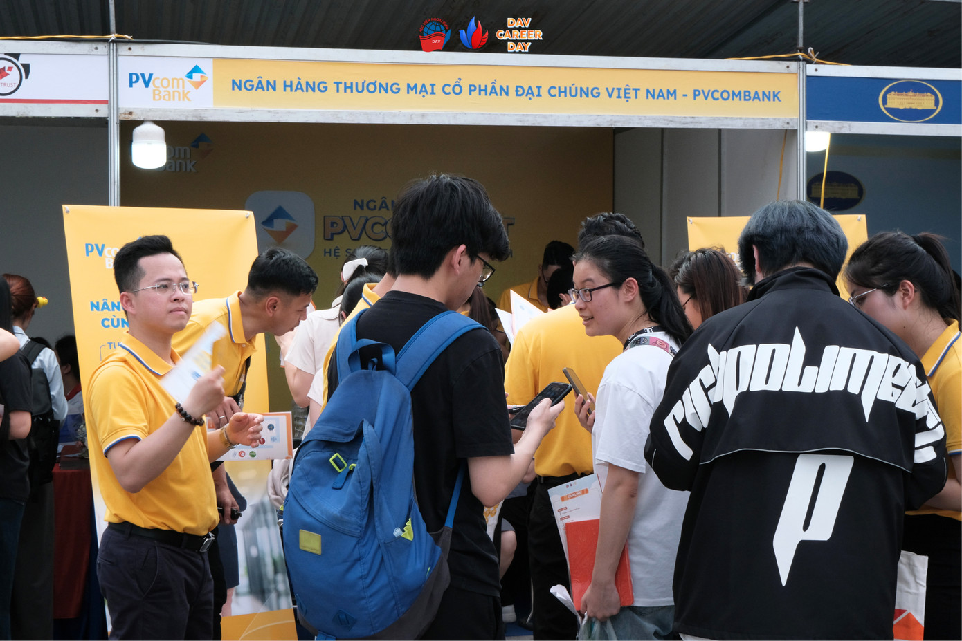 Sinh viên Học viện Ngoại giao tìm hiểu về những cơ hội việc làm tại gian hàng của các nhà tuyển dụng. Sinh viên Học viện Ngoại giao tìm hiểu về những cơ hội việc làm tại gian hàng của các nhà tuyển dụng.